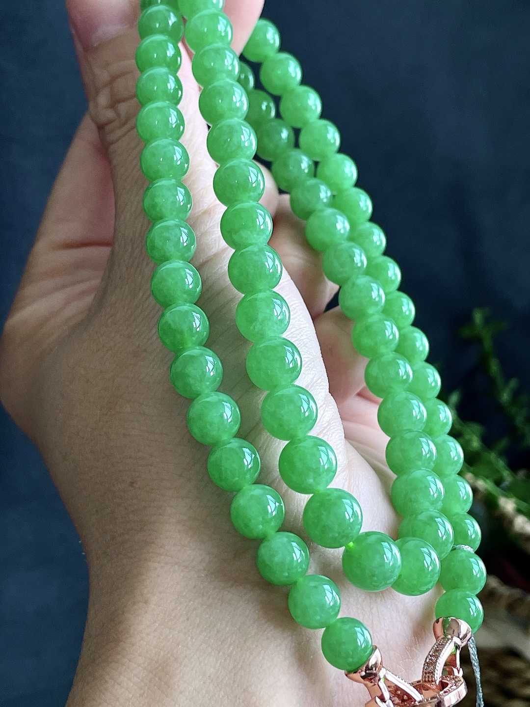 【珠子】阳绿项链圆珠珠子项链 【说明】缅甸 性比高 【尺寸】8mm，30cm 【重量】65.6克