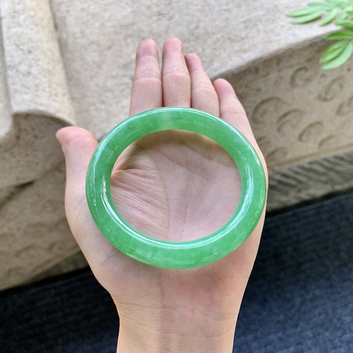 圆条55 56 圈口55.3/10.6/9.6 编码H3092483 糯冰满绿，色匀，水润，种老，细