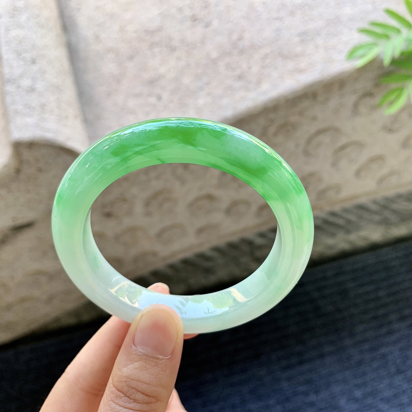 正圈53 54 圈口54.7/11.3/9.5 编码G7100118 冰糯辣阳绿，水润，种老，细腻，打灯有棉线