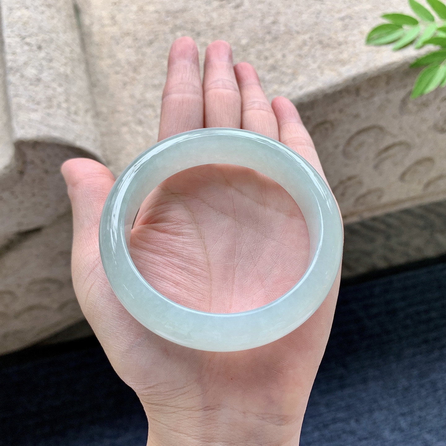 正圈56 57 圈口57.7/15/8.4 编码AD092438 糯冰底色，水润，种老，细腻，无裂