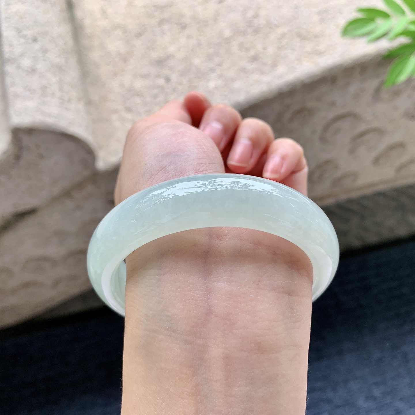 正圈56 57 圈口57.7/15/8.4 编码AD092438 糯冰底色，水润，种老，细腻，无裂