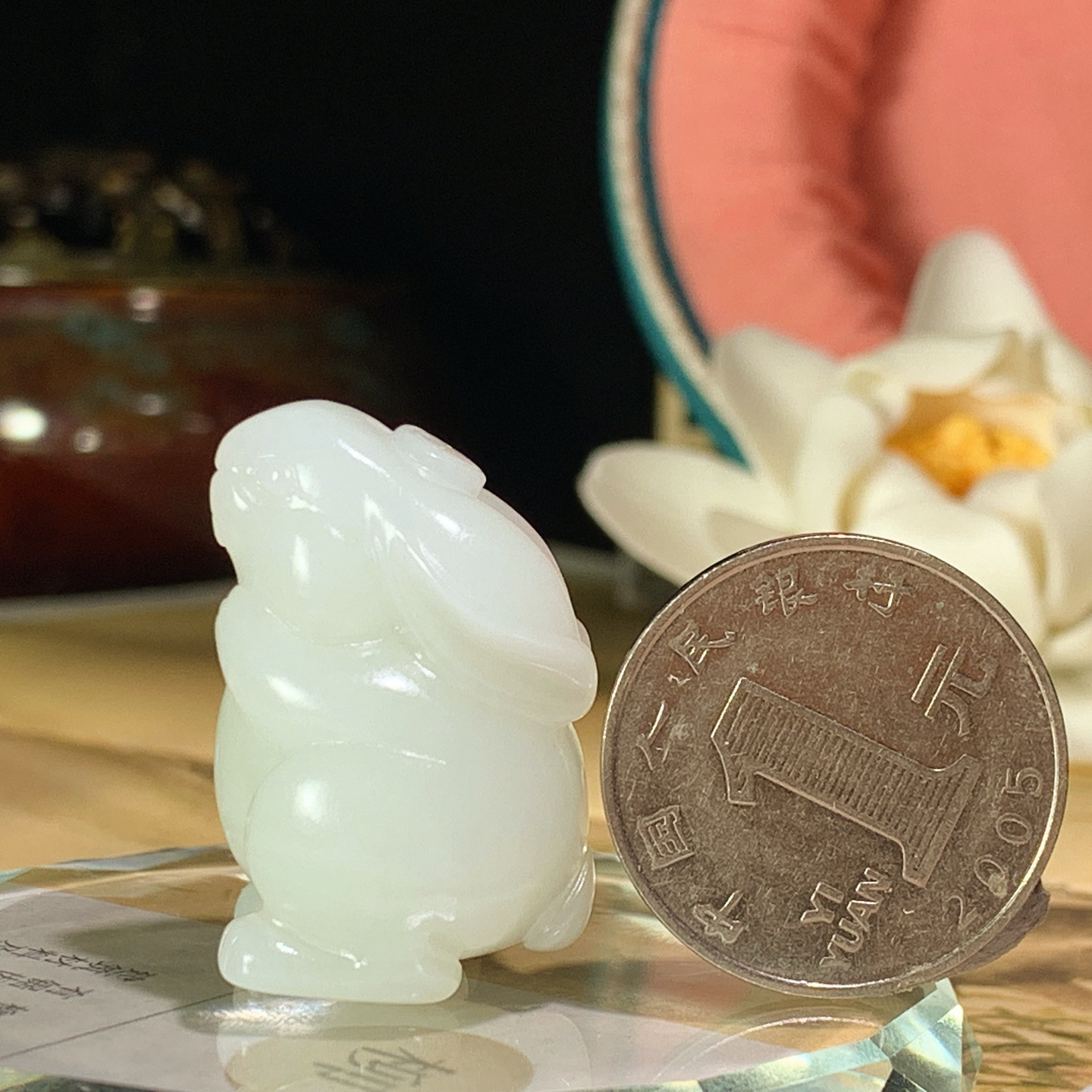 新疆和田玉羊脂白生肖兔子挂件。尺寸31/20/20重20克。玉质细腻油润。手推出油。佩戴高端典雅。lt260930