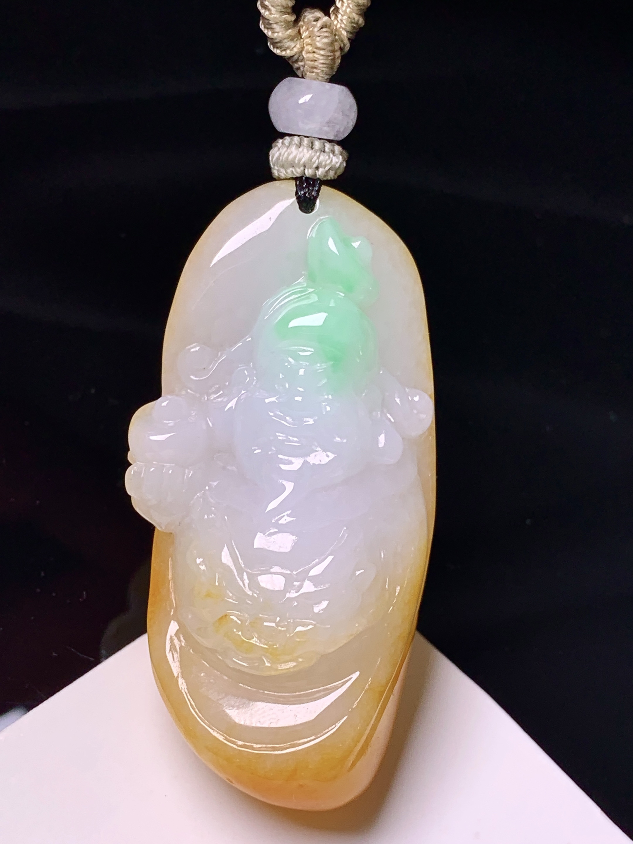 飘黄绿翡财神吊坠 玉质细腻 色泽艳丽清新 水润亮眼 整体尺寸46.5*23.2*13.8 w1