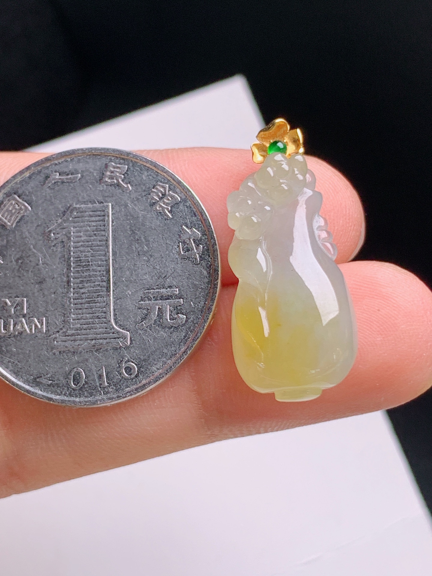 ️ 黄翡花瓶吊坠，莹润通透，线条圆润 裸石22.3-11.3-7 整体26.1 530928