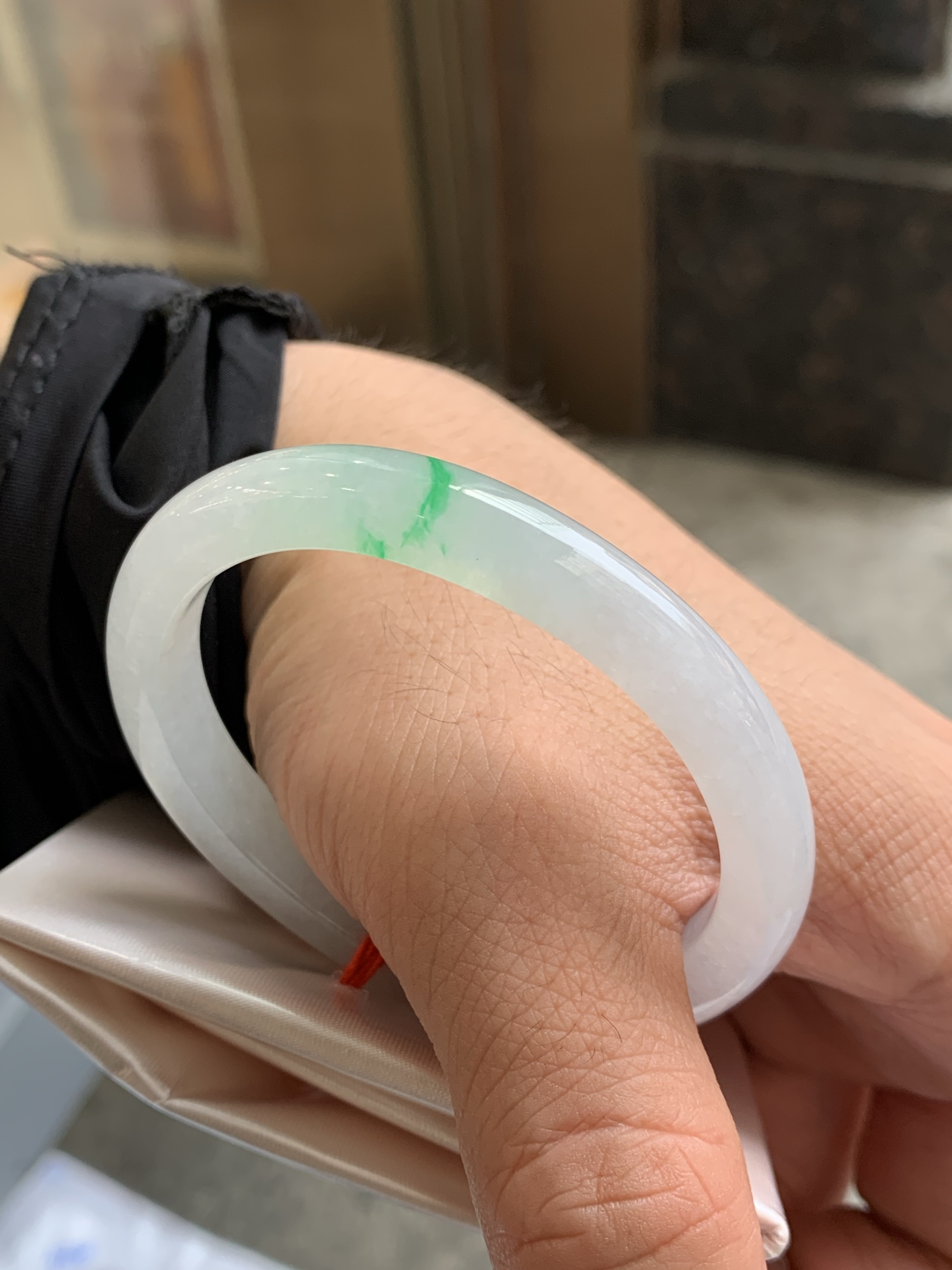 阳绿贵妃 52.3-44-7.6-7.2 1001-118MJ04210 打灯有细纹，正圈50可戴