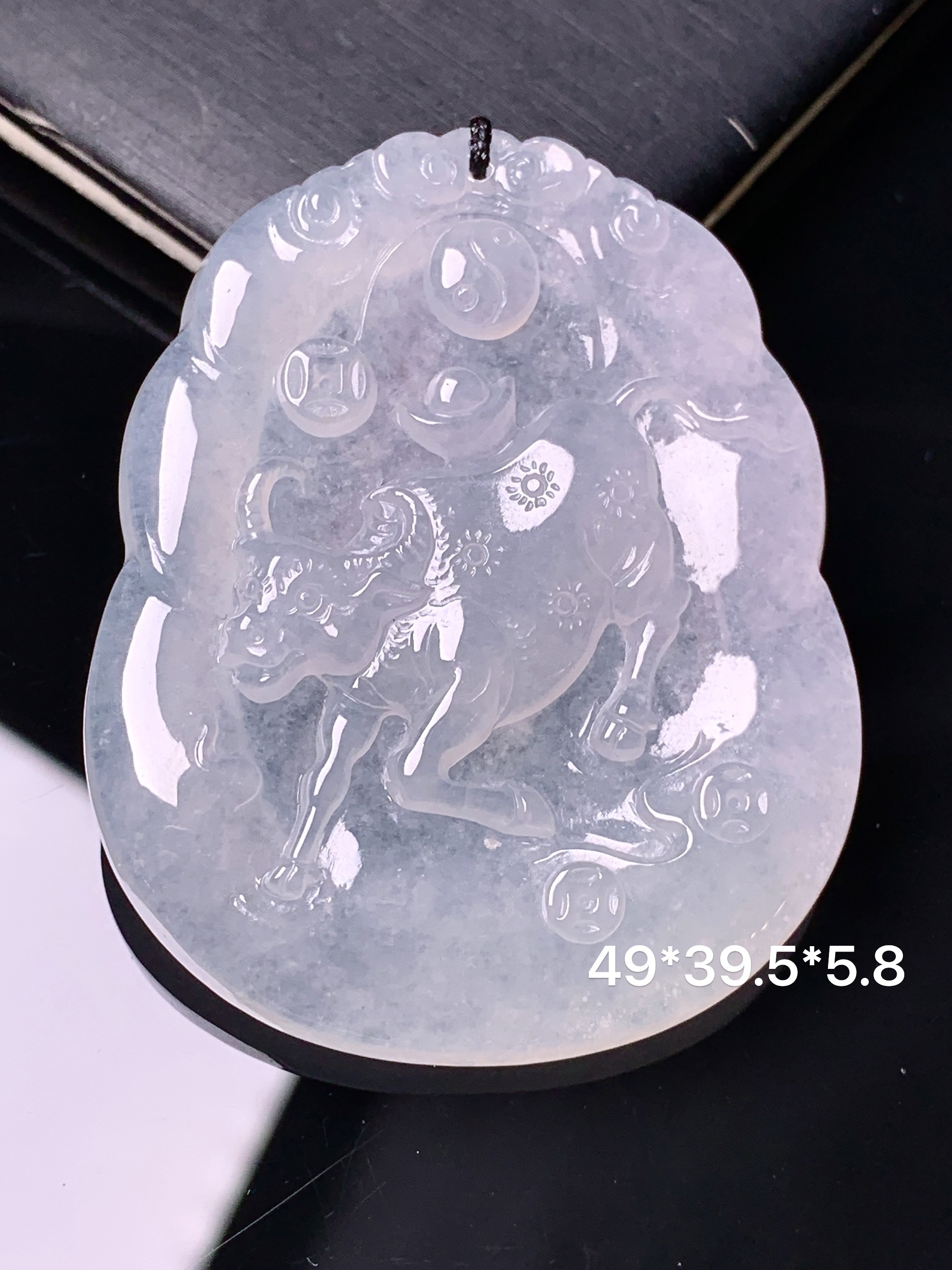 冰种生肖牛吊坠 玉质细腻 色泽艳丽清新 水润亮眼 整体尺寸49*39.5*5.8 b2