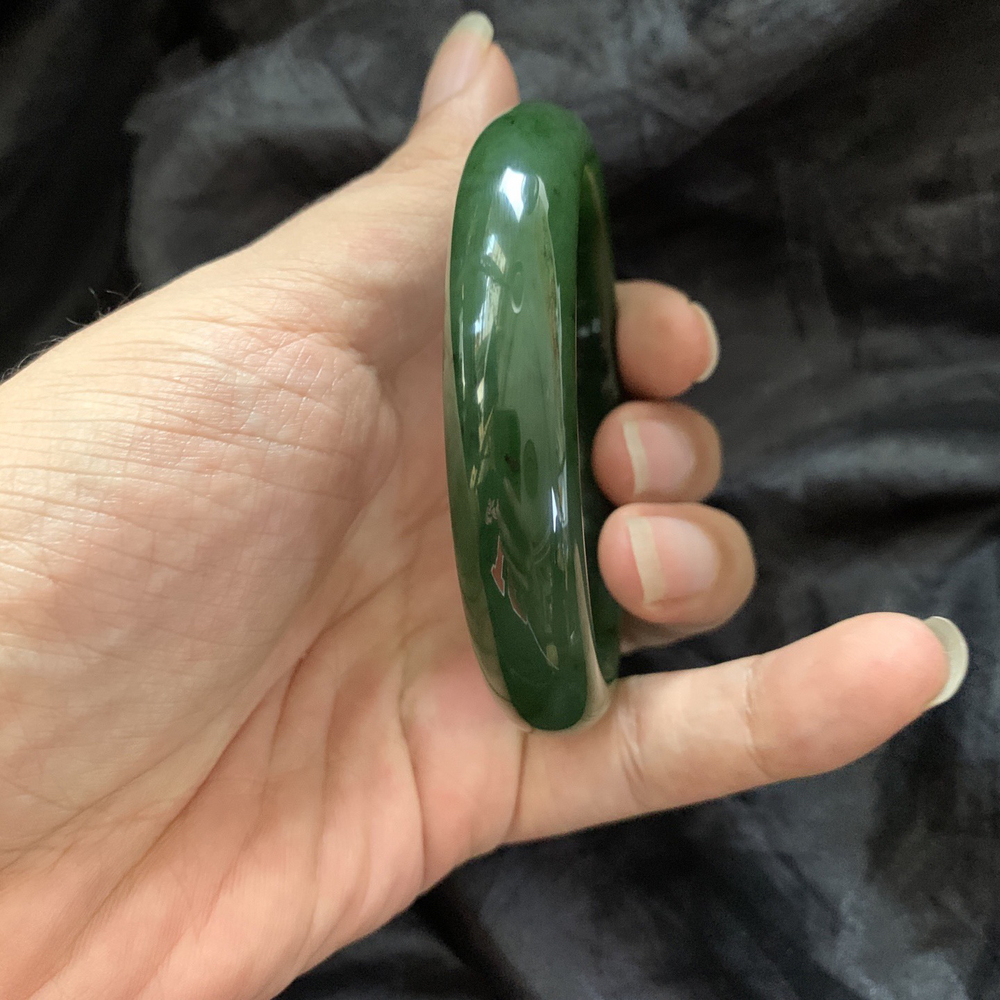 62.5圈口和田玉碧玉菠菜绿手镯，镯型古朴典雅。在诗情画意的雨巷相遇，你是我腕间的一抹风情，有你眸有深情.清风荡漾湖间静水，我愿俯身低眉，在烟波涟漪处寻你