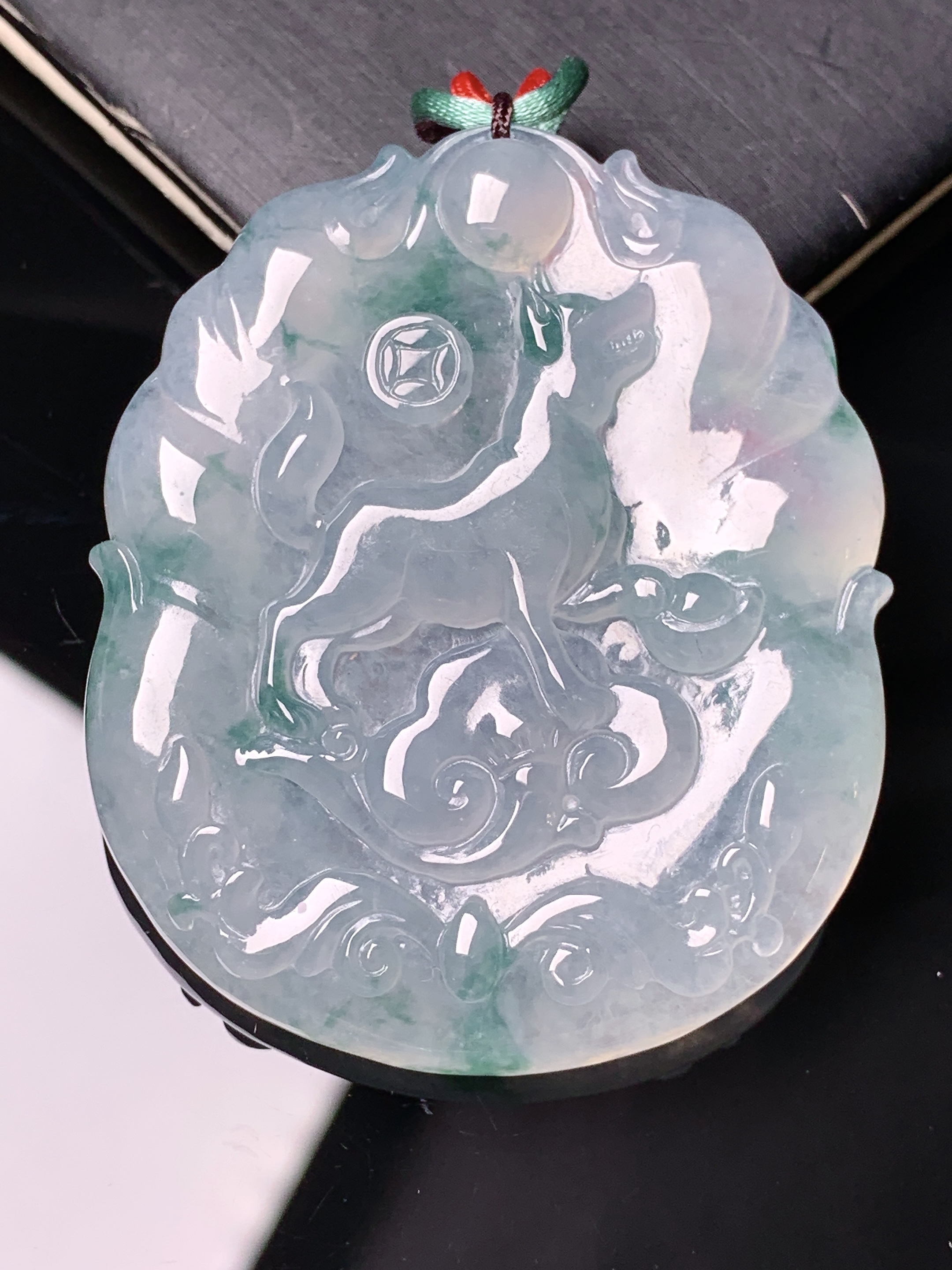 冰飘花生肖狗吊坠 玉质细腻 色泽艳丽清新 水润亮眼 整体尺寸48.2*40.2*5.6 b2