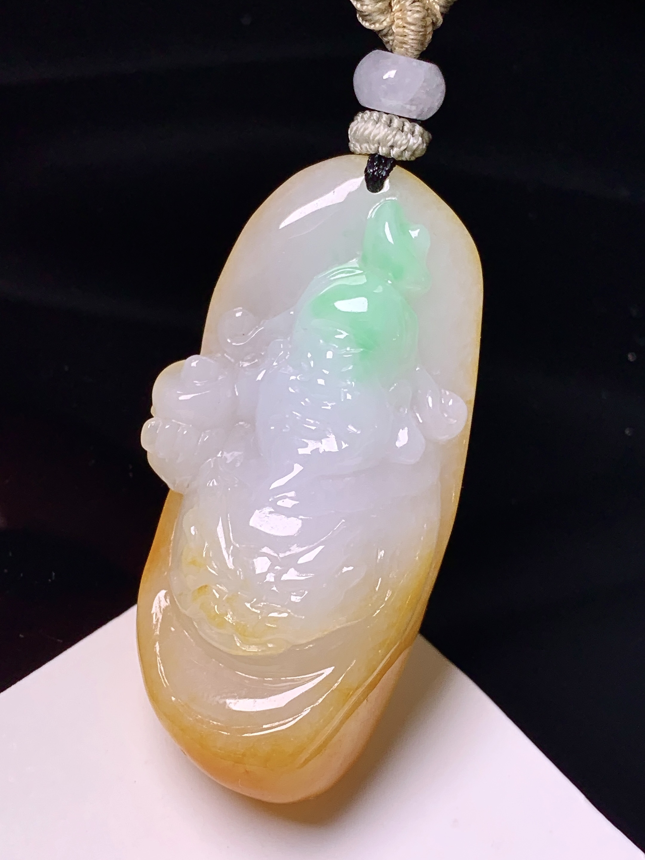 飘黄绿翡财神吊坠 玉质细腻 色泽艳丽清新 水润亮眼 整体尺寸46.5*23.2*13.8 w1