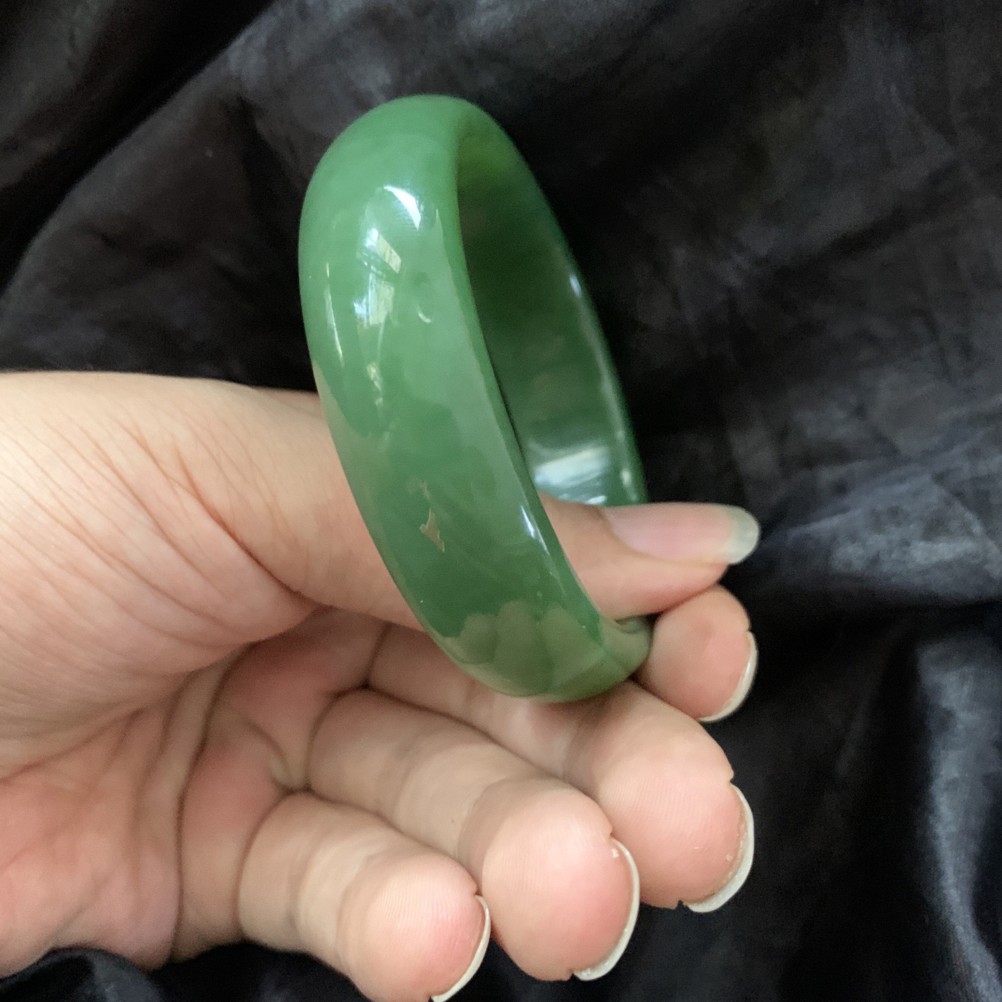 土豪款，57圈口和田玉碧玉阳绿色宽版手镯，镯型古朴典雅。在诗情画意的雨巷相遇，你是我腕间的一抹风情，有你眸有深情.清风荡漾湖间静水，我愿俯身低眉，在烟波涟漪处寻你
