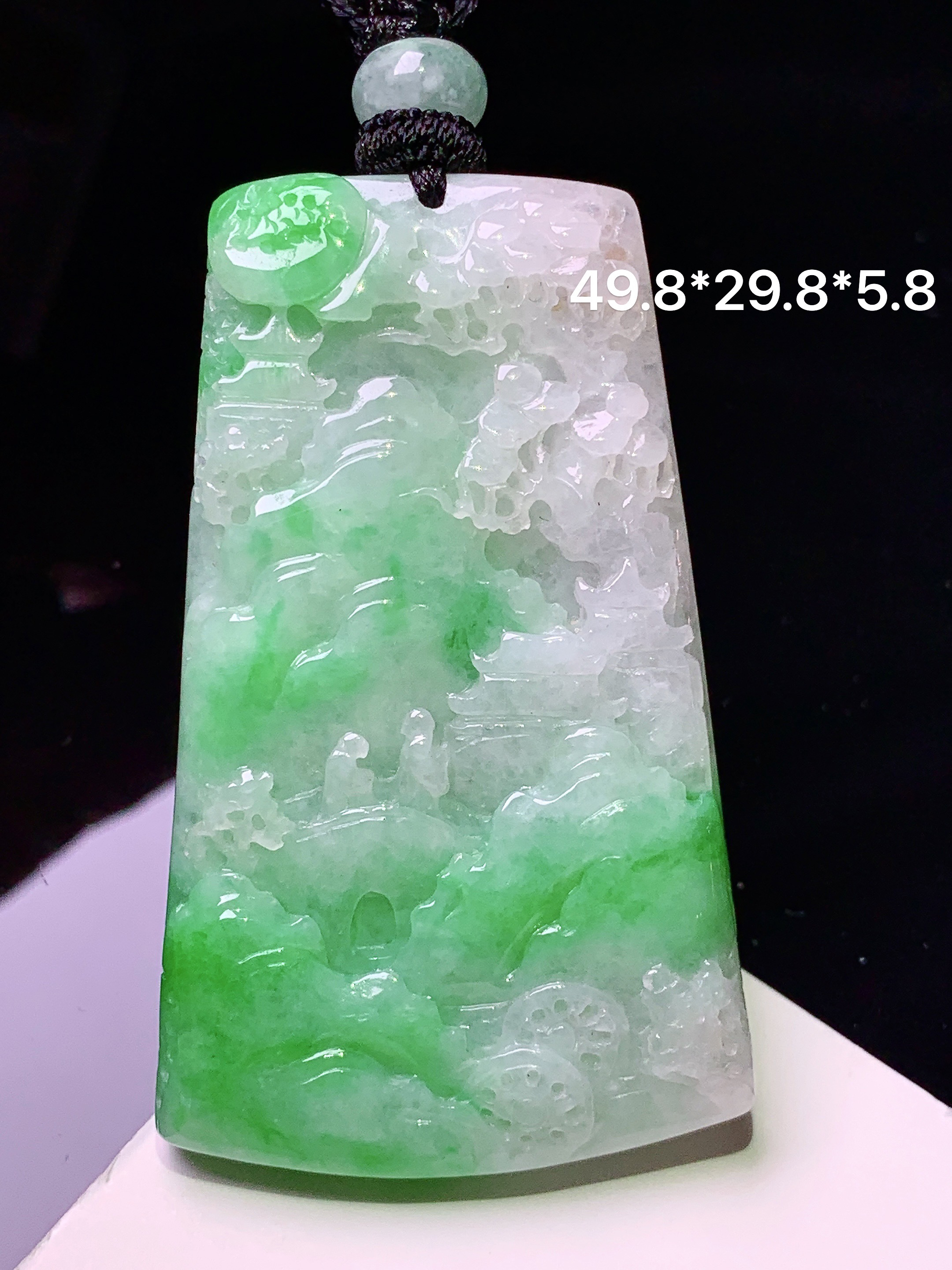 飘绿山水牌子吊坠 玉质细腻 色泽艳丽清新 水润亮眼 整体尺寸49.8*29.8*5.8 w1