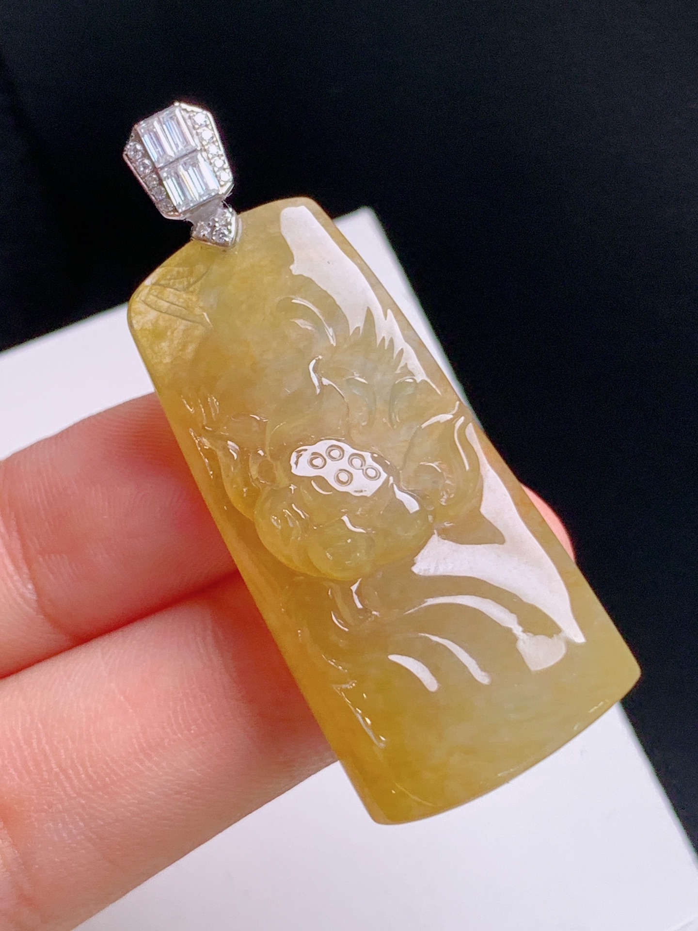 ️ 黄翡荷花牌吊坠，色泽温润，雕工细腻 裸石38.7-19.3-8.7 整体47 530928