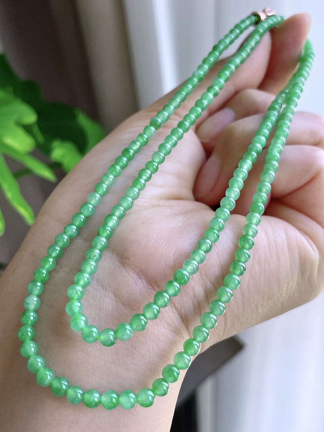 【珠子】冰甜阳绿珠链圆珠珠子珠链 【说明】缅甸 性比高 【尺寸】3.9mm 32cm 【重量】18.3克