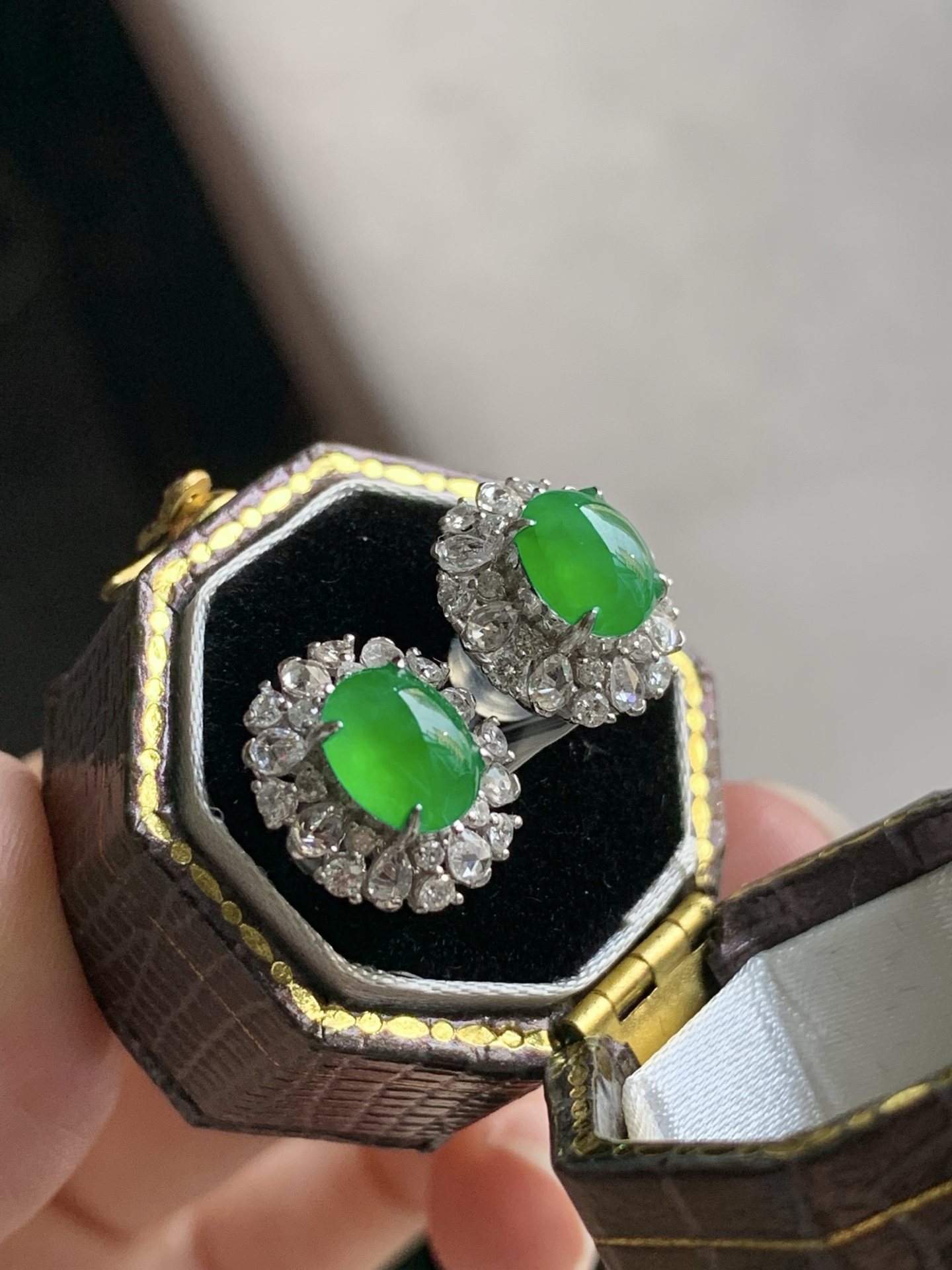 ️【18k金镶嵌蛋面耳钉一对】种老细腻，色阳浓郁起胶 尺寸：成品：12.7*11.2*8.5，裸石：7.4*5.8*2.7,c82101