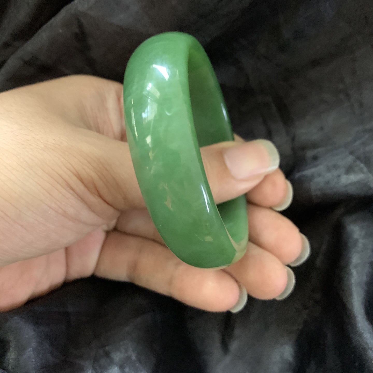 土豪款，57圈口和田玉碧玉阳绿色宽版手镯，镯型古朴典雅。在诗情画意的雨巷相遇，你是我腕间的一抹风情，有你眸有深情.清风荡漾湖间静水，我愿俯身低眉，在烟波涟漪处寻你