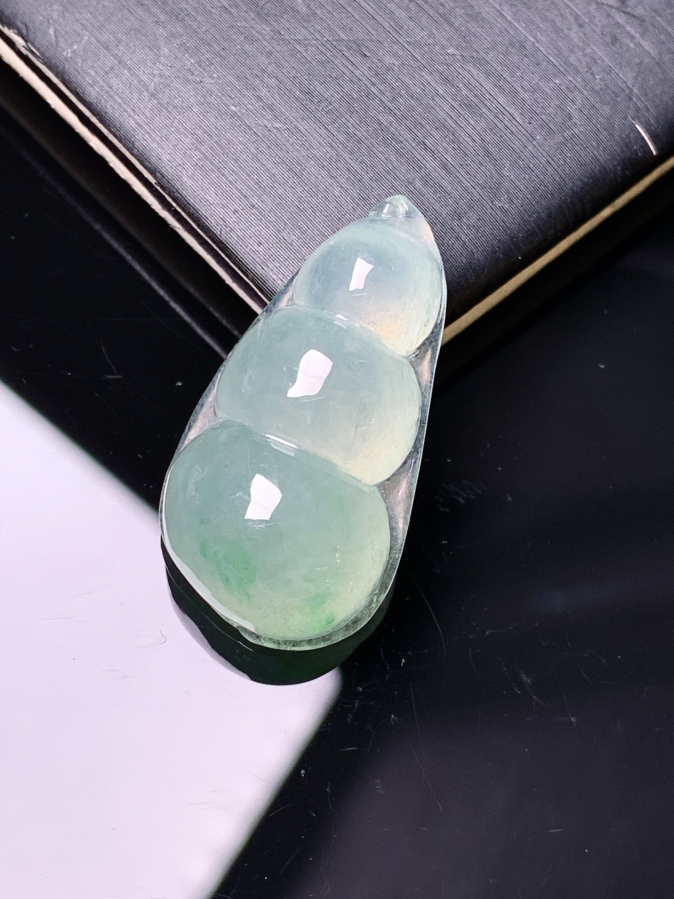 冰种四季豆吊坠 玉质细腻 色泽艳丽清新 水润亮眼 整体尺寸28*15*8.5 yz