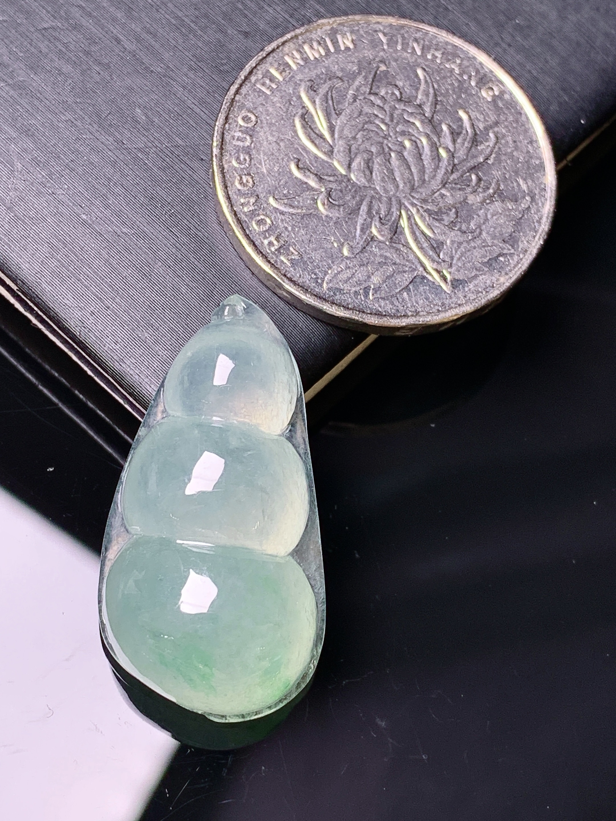 冰种四季豆吊坠 玉质细腻 色泽艳丽清新 水润亮眼 整体尺寸28*15*8.5 yz