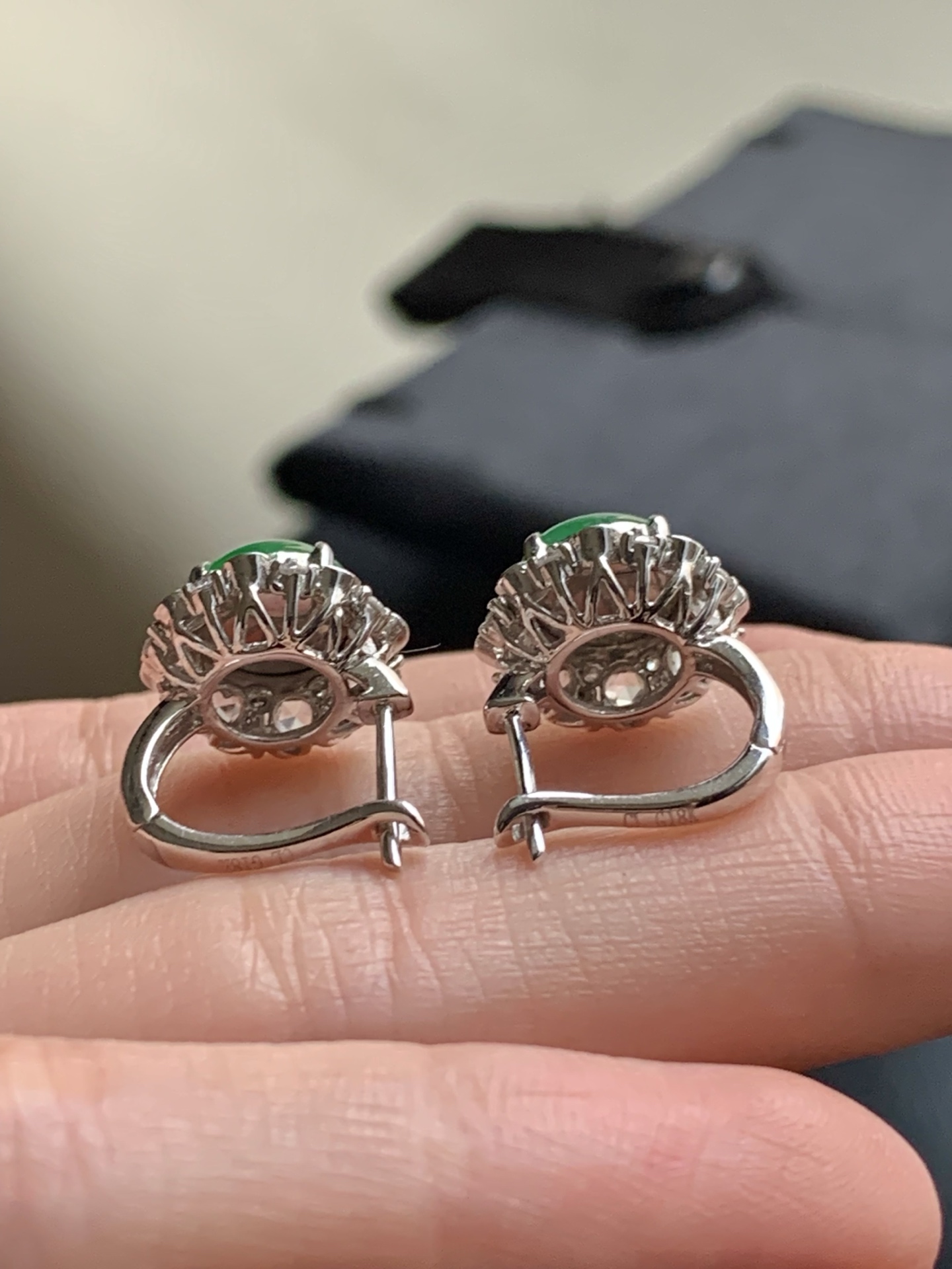 ️【18k金镶嵌蛋面耳坠一对】种老细腻，色阳浓郁起胶 尺寸：成品：12*11.5*8.8，裸石：7.6*7.2*2.6,c82101
