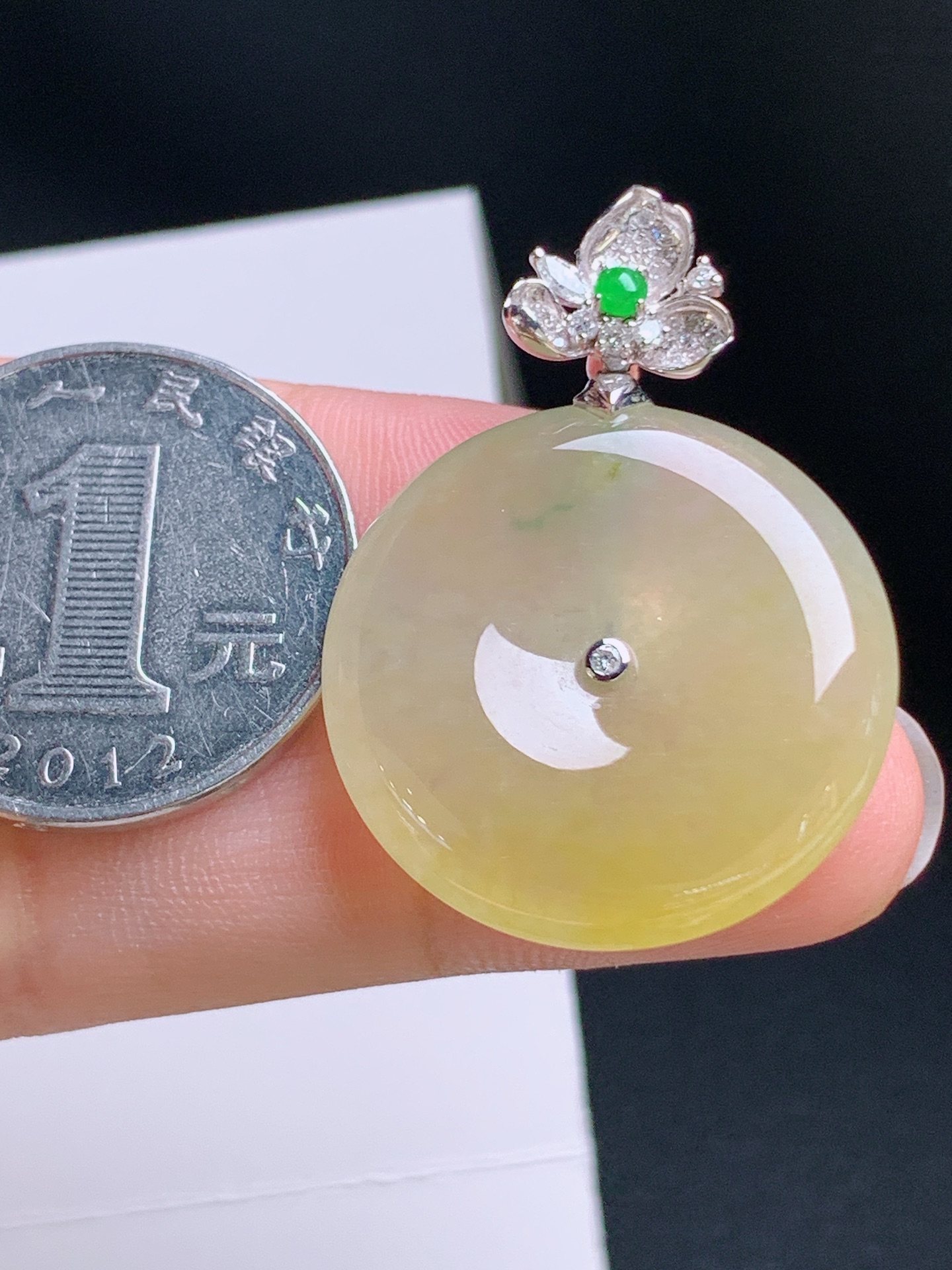 ️ 黄翡平安扣吊坠，暖黄温润，花型钻扣，寓意福气平安 裸石26.1-6 整体36.5 68