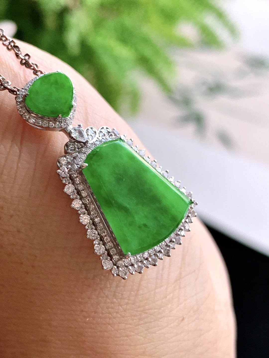 【镶嵌】️冰种阳绿无事牌吊坠 【说明】缅甸 18k金镶嵌 性比高 飘花 【整体】30.2-17-8.9 【裸石】15.1-12.8-2 【重量】4.8克