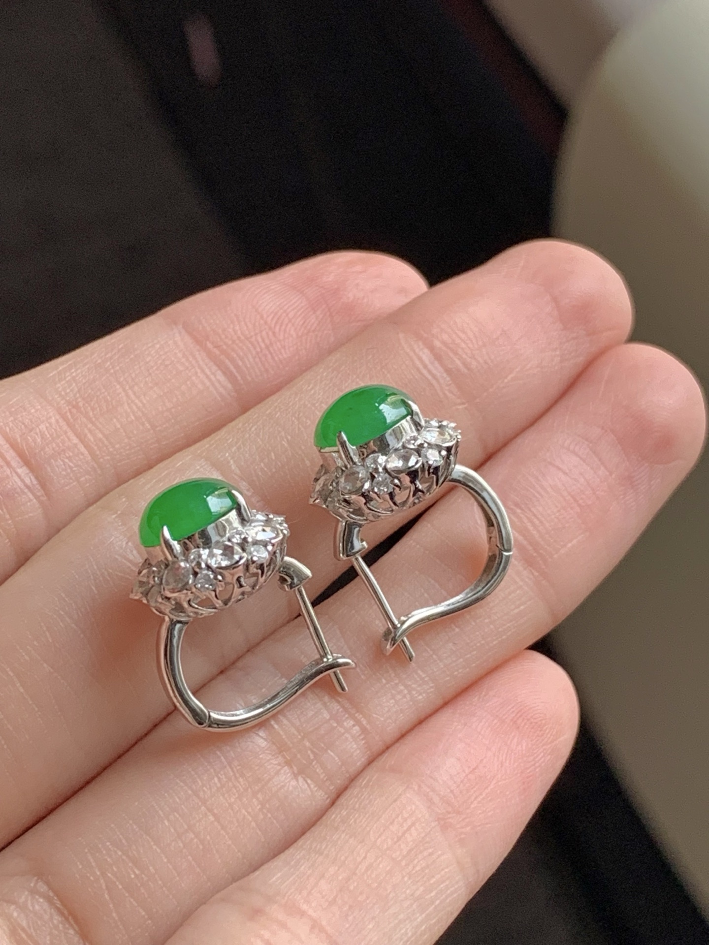 ️【18k金镶嵌蛋面耳坠一对】种老细腻，色阳浓郁起胶 尺寸：成品：12*11.5*8.8，裸石：7.6*7.2*2.6,c82101