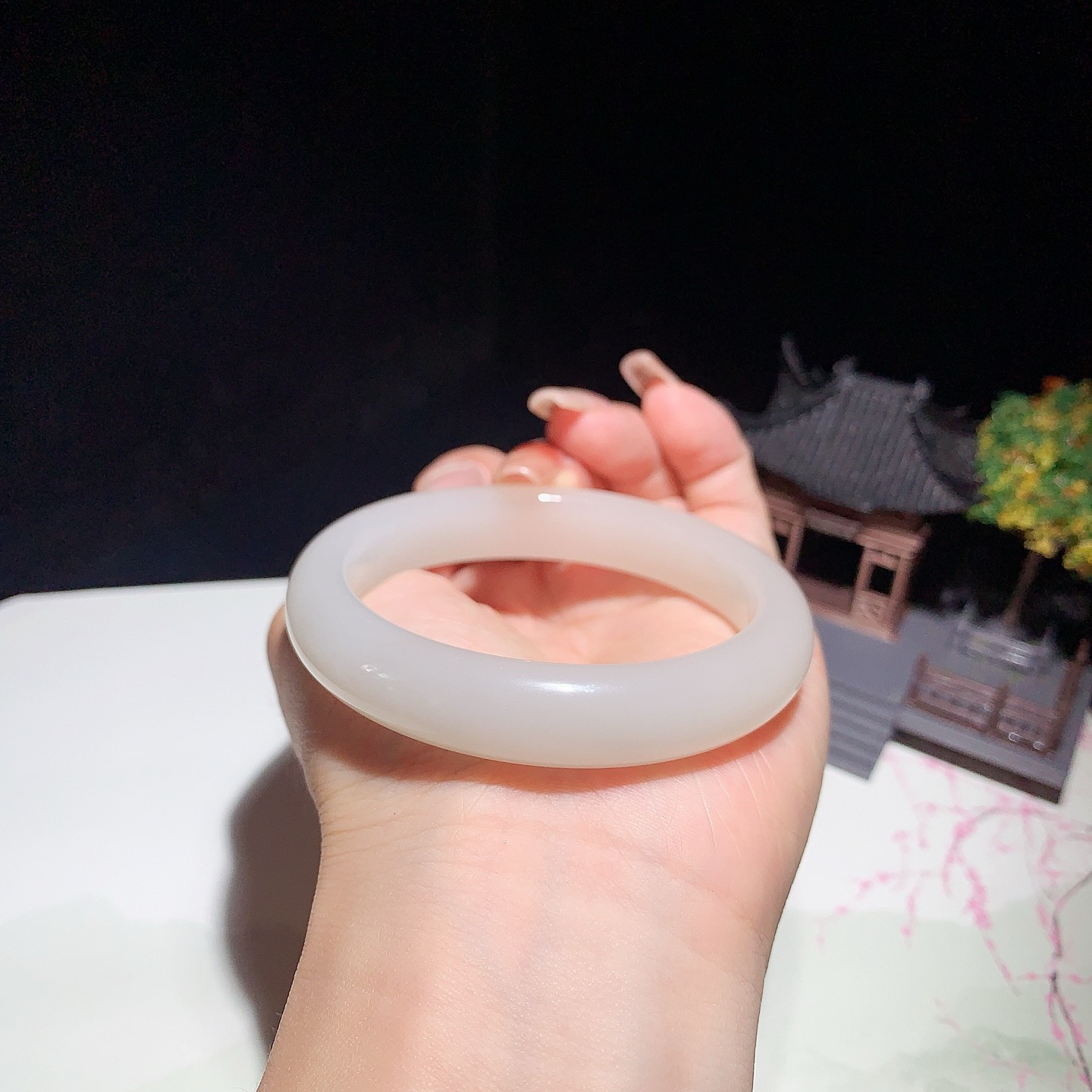 和田玉53.5圈口藕粉色手镯！圈口53.5玉质细腻油润 底色纯净 无裂无杂 脂粉好，品质高