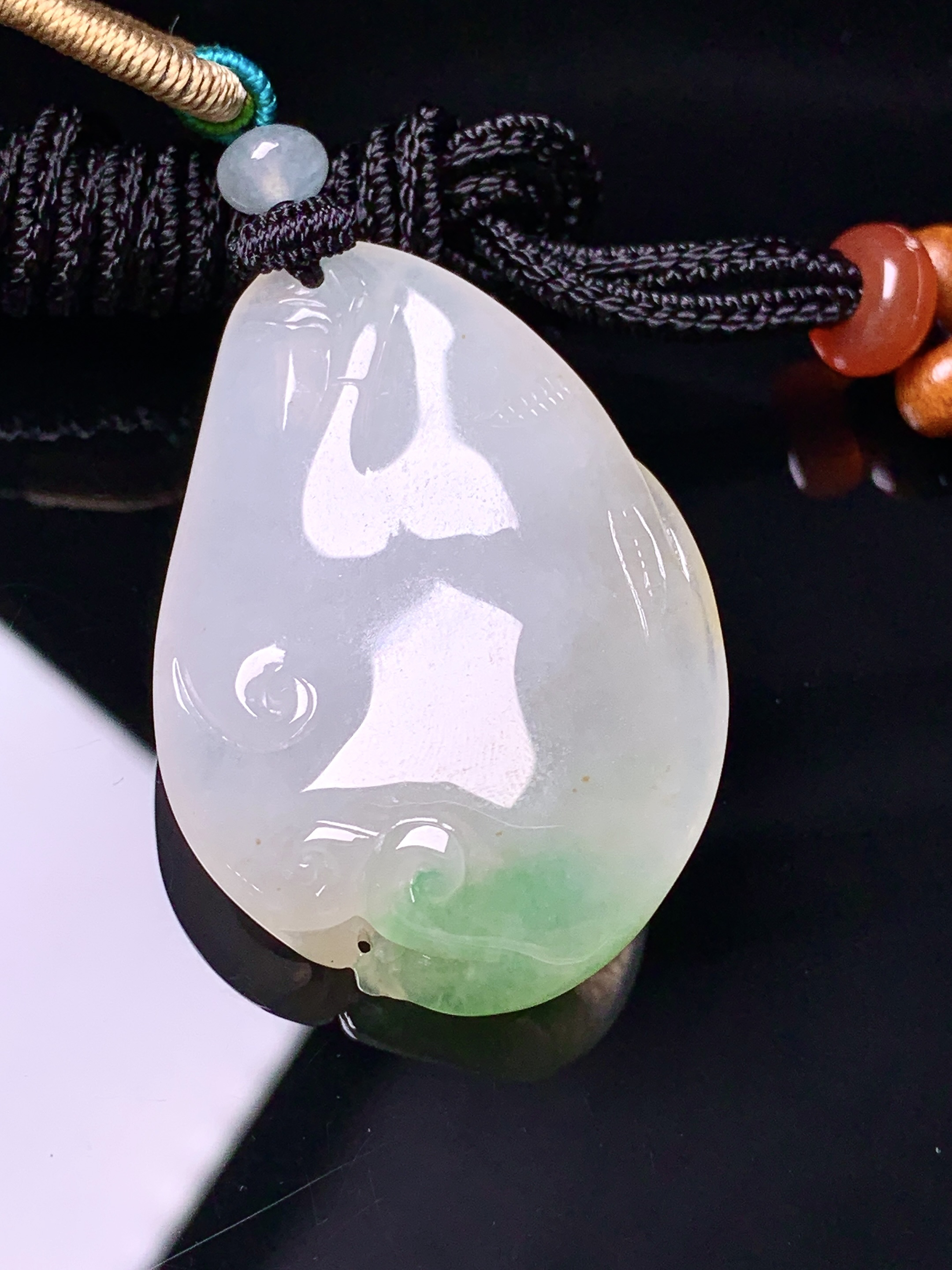 飘黄绿翡花件吊坠 玉质细腻 色泽艳丽清新 水润亮眼 整体尺寸39*27.5*12.8 w1