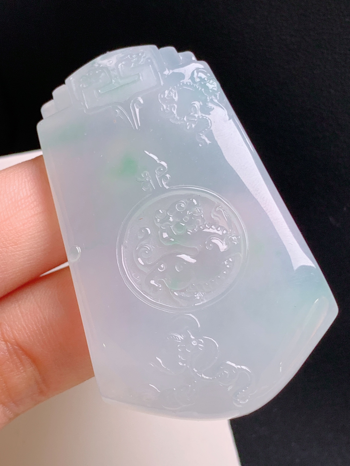 ️ 冰飘绿仿古无事牌，胶感十足，雕工精细，底色淡雅 裸石55.9-33.8-6.4 18