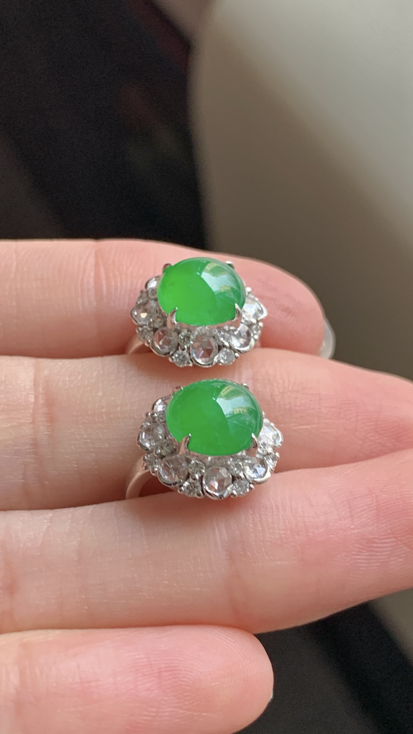 ️【18k金镶嵌蛋面耳坠一对】种老细腻，色阳浓郁起胶 尺寸：成品：12*11.5*8.8，裸石：7.6*7.2*2.6,c82101