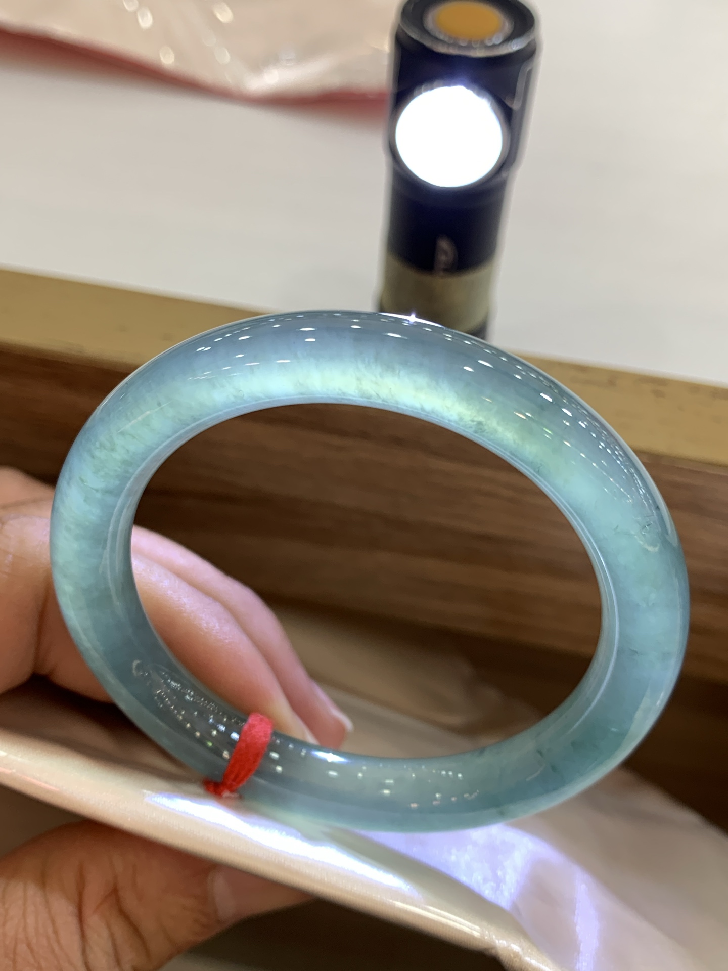 湖水绿圆条 51.3-8.7-8.5 1001-118MJ04610 无裂，实物偏晴绿底