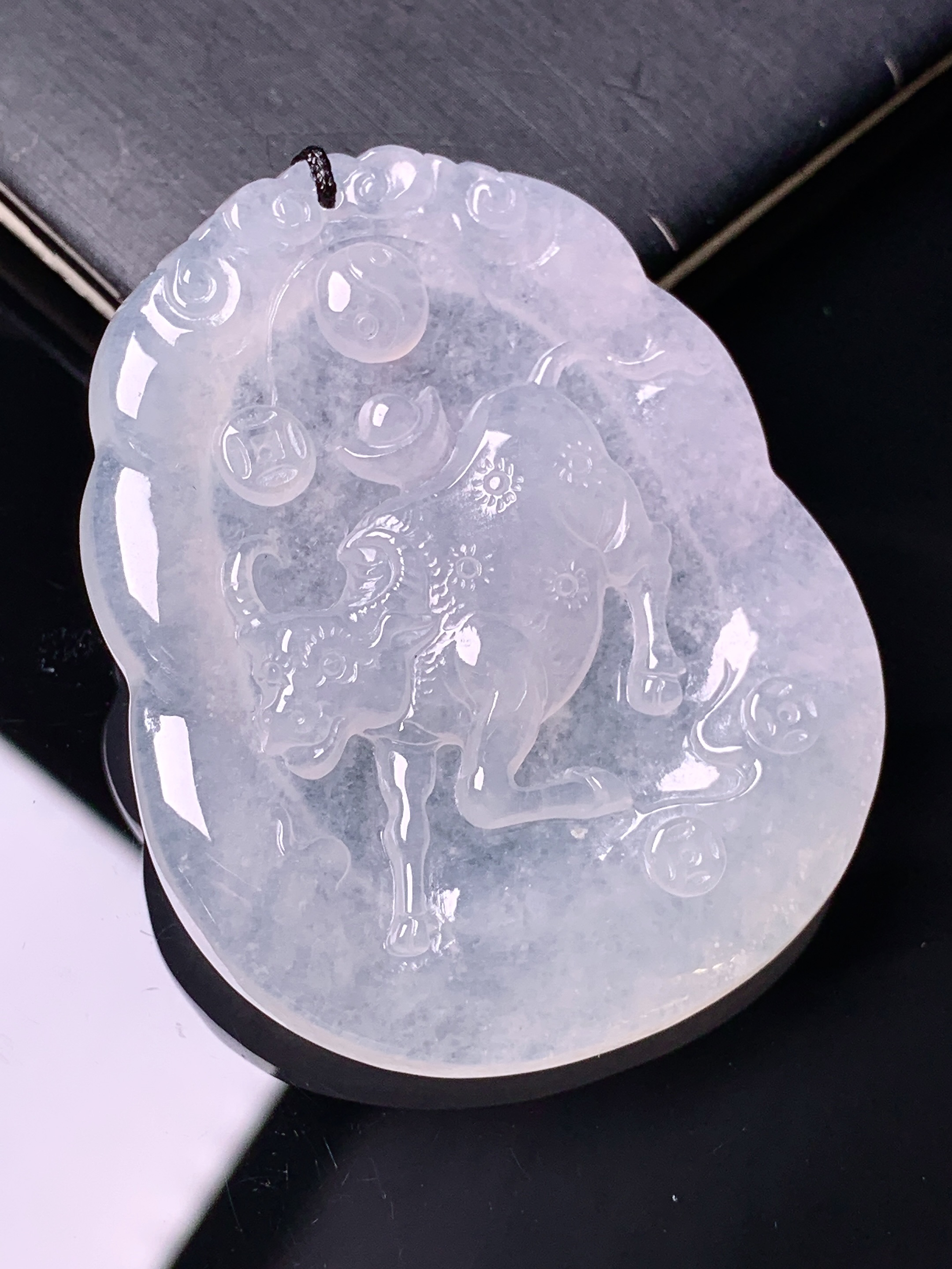 冰种生肖牛吊坠 玉质细腻 色泽艳丽清新 水润亮眼 整体尺寸49*39.5*5.8 b2