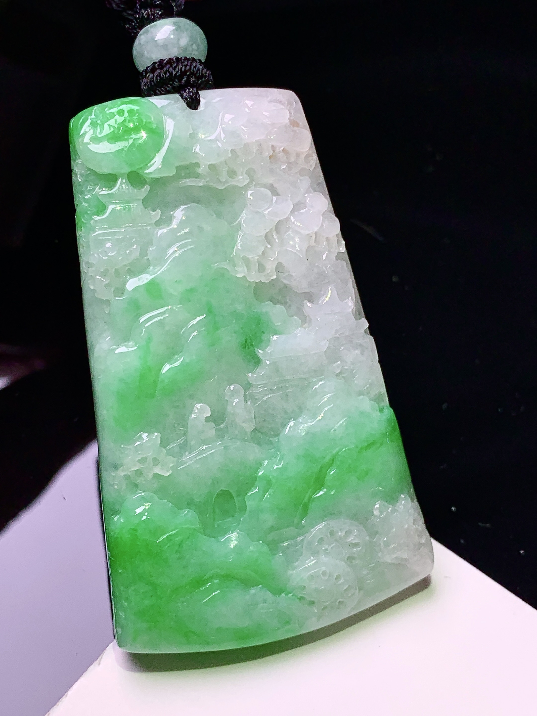 飘绿山水牌子吊坠 玉质细腻 色泽艳丽清新 水润亮眼 整体尺寸49.8*29.8*5.8 w1