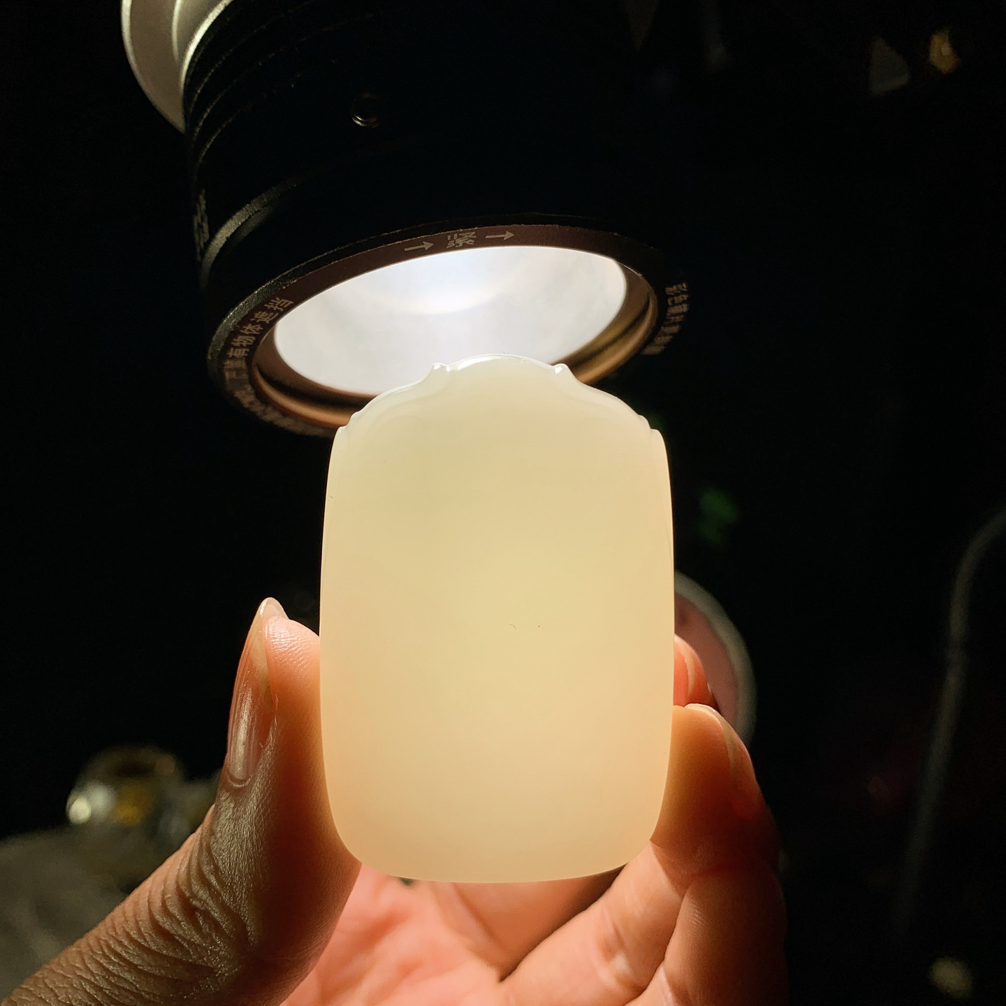 和田玉羊脂白平安无事牌牌挂件。尺寸49/33/12重45克。玉质细腻油润。手推出油。佩戴高端典雅。lt260930