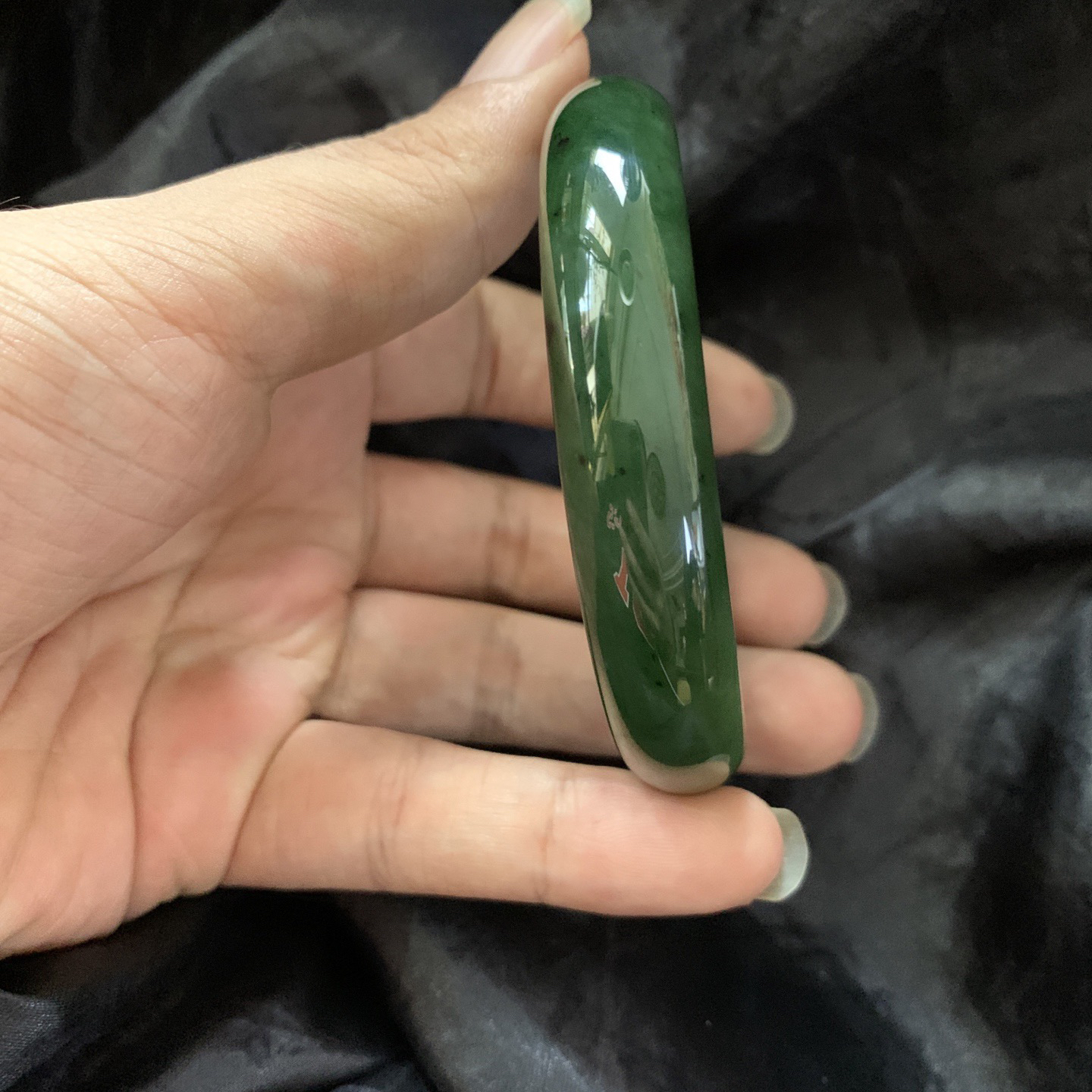 62.5圈口和田玉碧玉菠菜绿手镯，镯型古朴典雅。在诗情画意的雨巷相遇，你是我腕间的一抹风情，有你眸有深情.清风荡漾湖间静水，我愿俯身低眉，在烟波涟漪处寻你