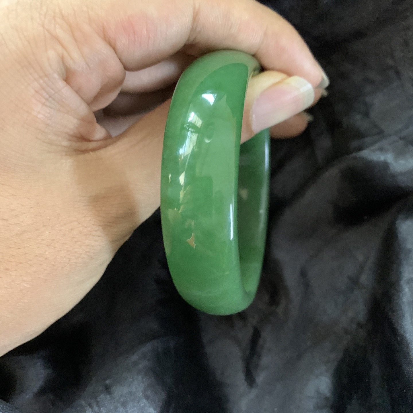 土豪款，57圈口和田玉碧玉阳绿色宽版手镯，镯型古朴典雅。在诗情画意的雨巷相遇，你是我腕间的一抹风情，