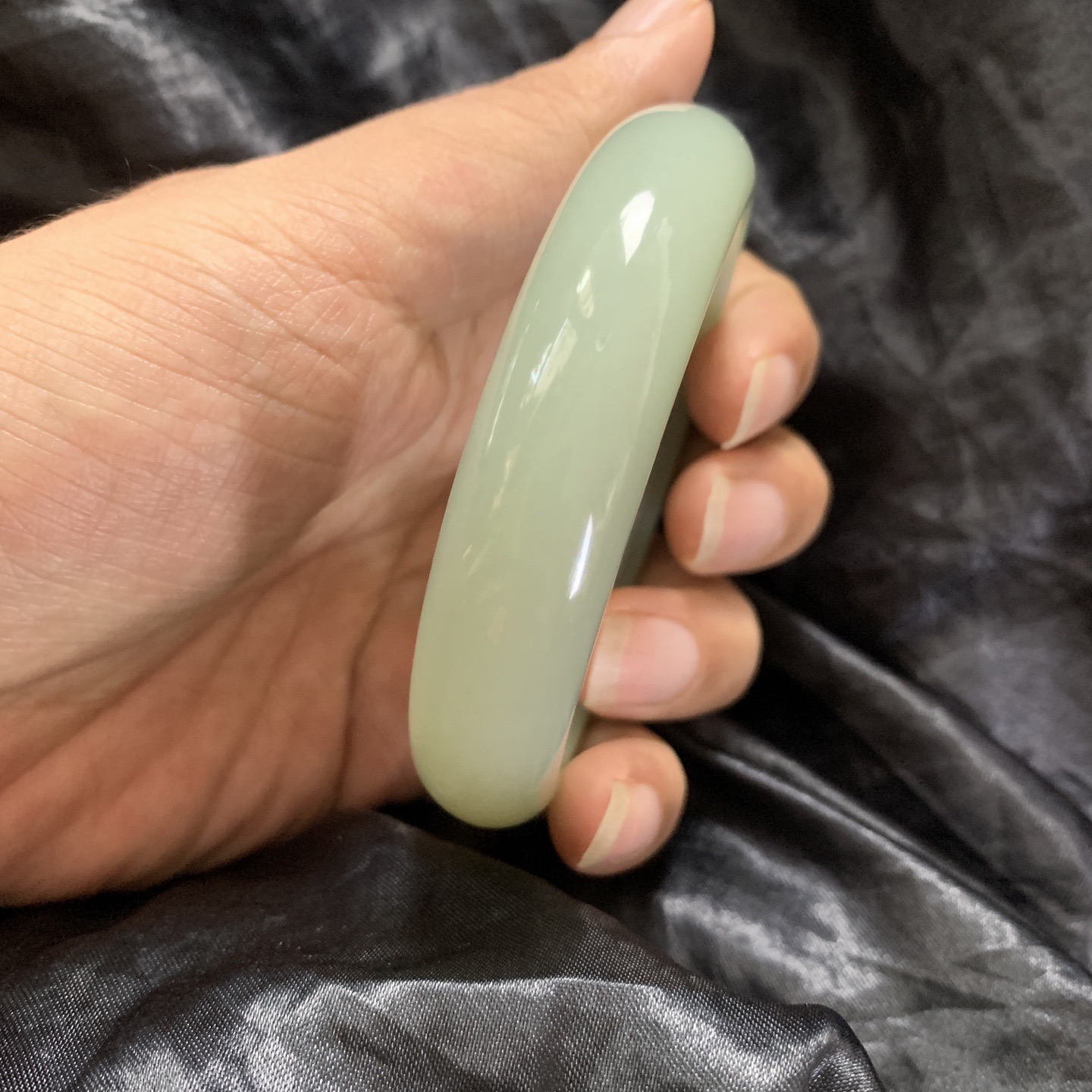 59.5圈口和田玉且末蓝宽版手镯，镯型古朴典雅。在诗情画意的雨巷相遇，你是我腕间的一抹风情，有你眸有