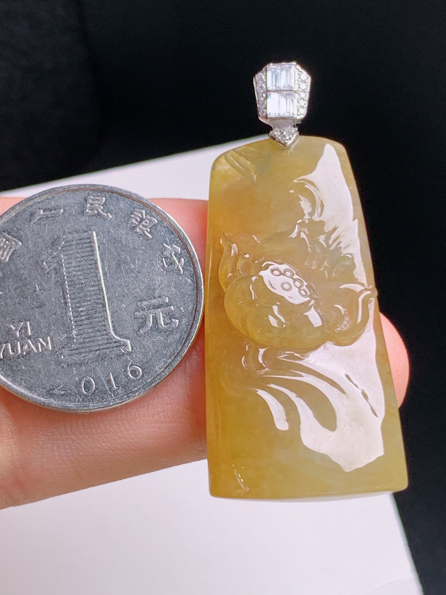 ️ 黄翡荷花牌吊坠，色泽温润，雕工细腻 裸石38.7-19.3-8.7 整体47 530928