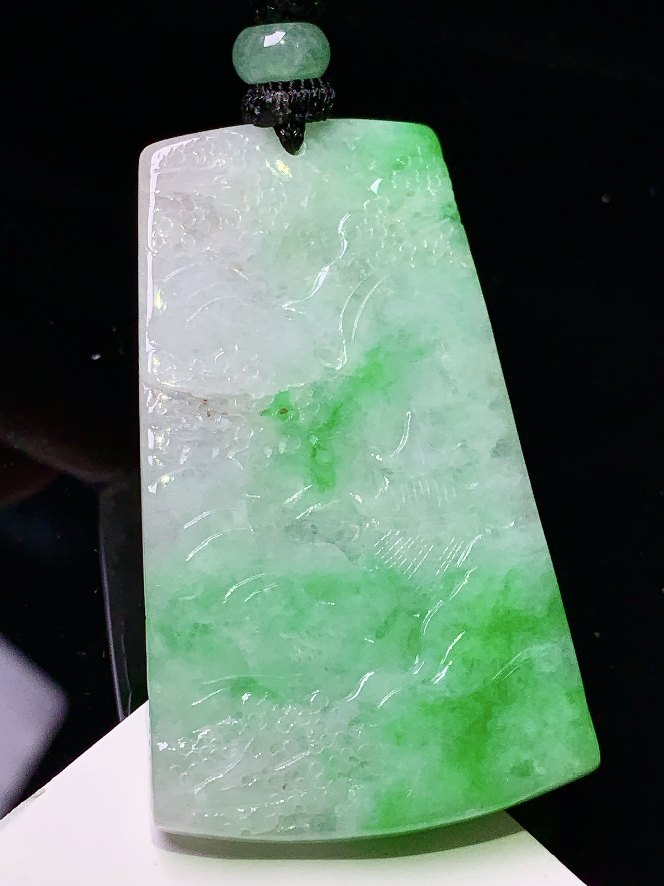 飘绿山水牌子吊坠 玉质细腻 色泽艳丽清新 水润亮眼 整体尺寸49.8*29.8*5.8 w1