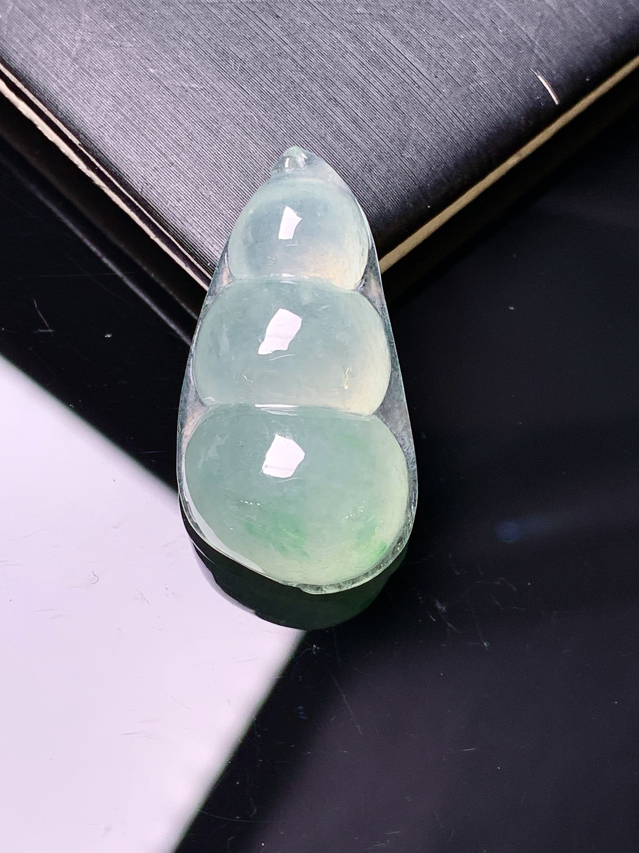 冰种四季豆吊坠 玉质细腻 色泽艳丽清新 水润亮眼 整体尺寸28*15*8.5 yz