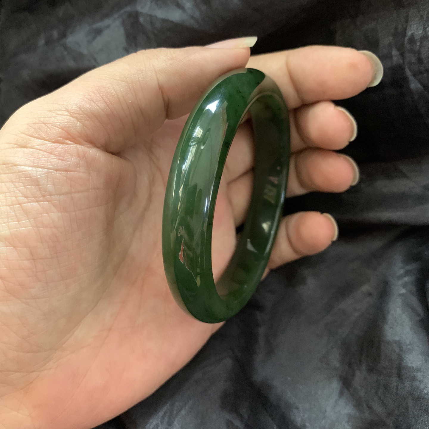 62.5圈口和田玉碧玉菠菜绿手镯，镯型古朴典雅。在诗情画意的雨巷相遇，你是我腕间的一抹风情，有你眸有