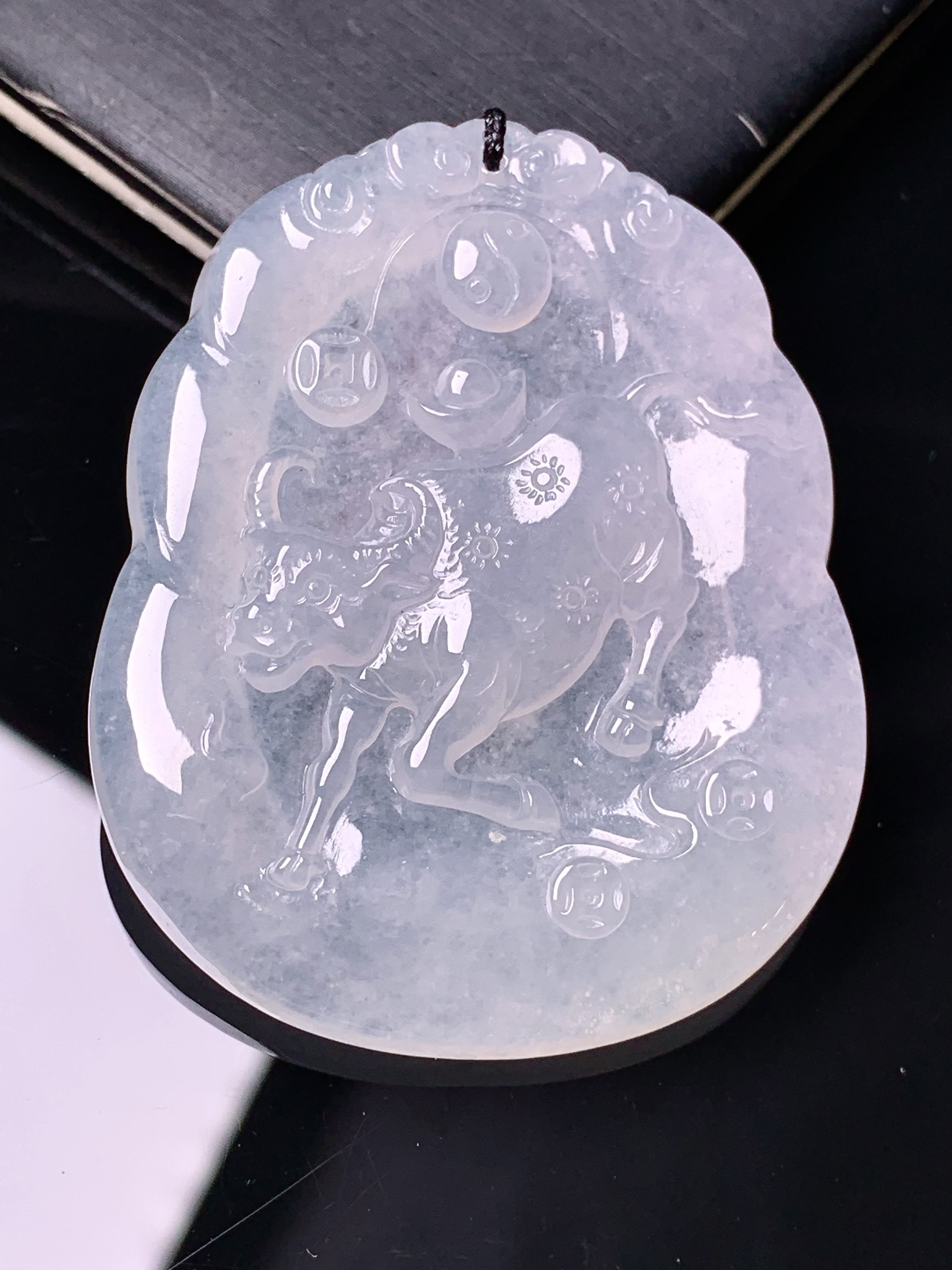 冰种生肖牛吊坠 玉质细腻 色泽艳丽清新 水润亮眼 整体尺寸49*39.5*5.8 b2