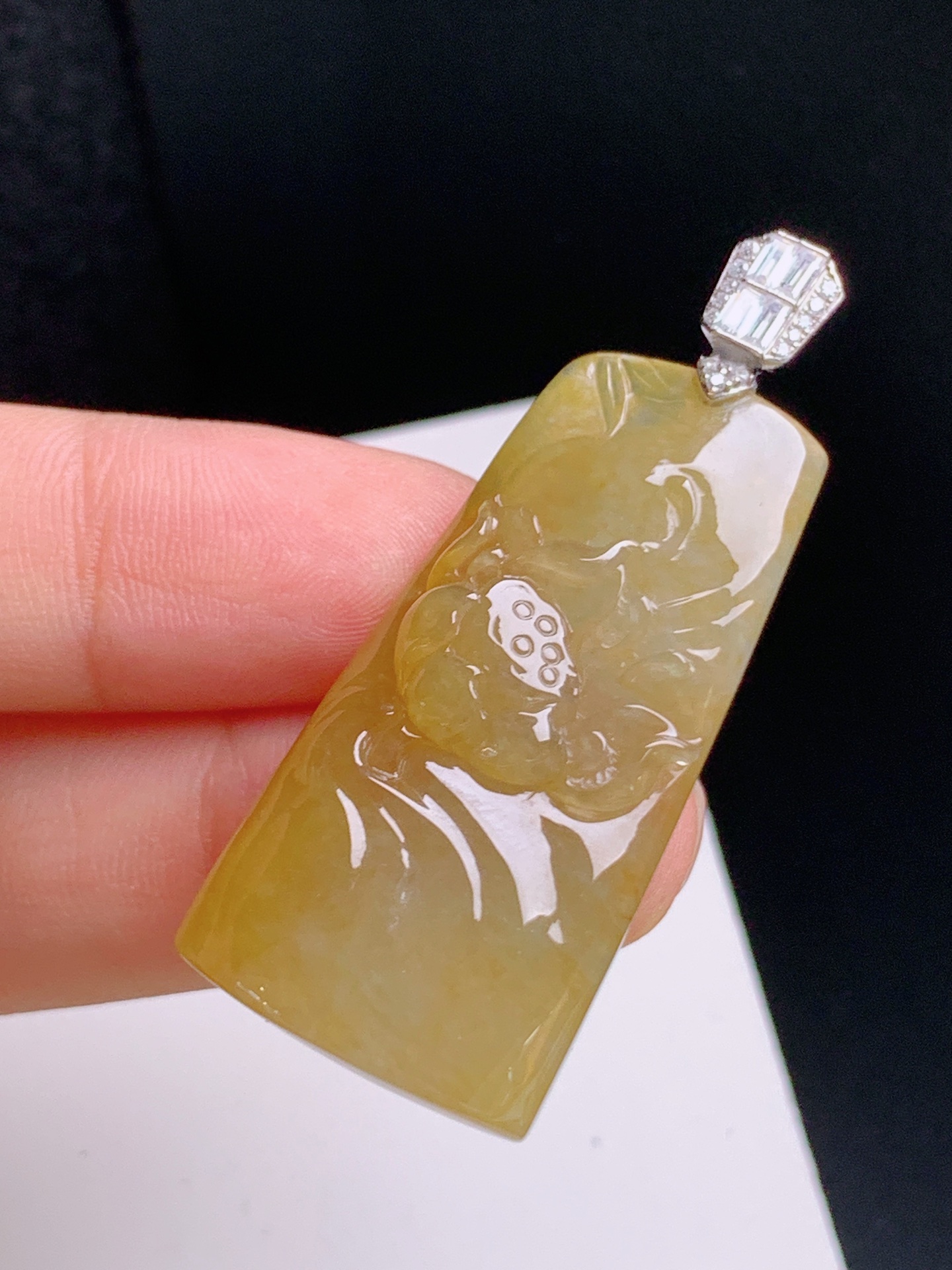 ️ 黄翡荷花牌吊坠，色泽温润，雕工细腻 裸石38.7-19.3-8.7 整体47 530928