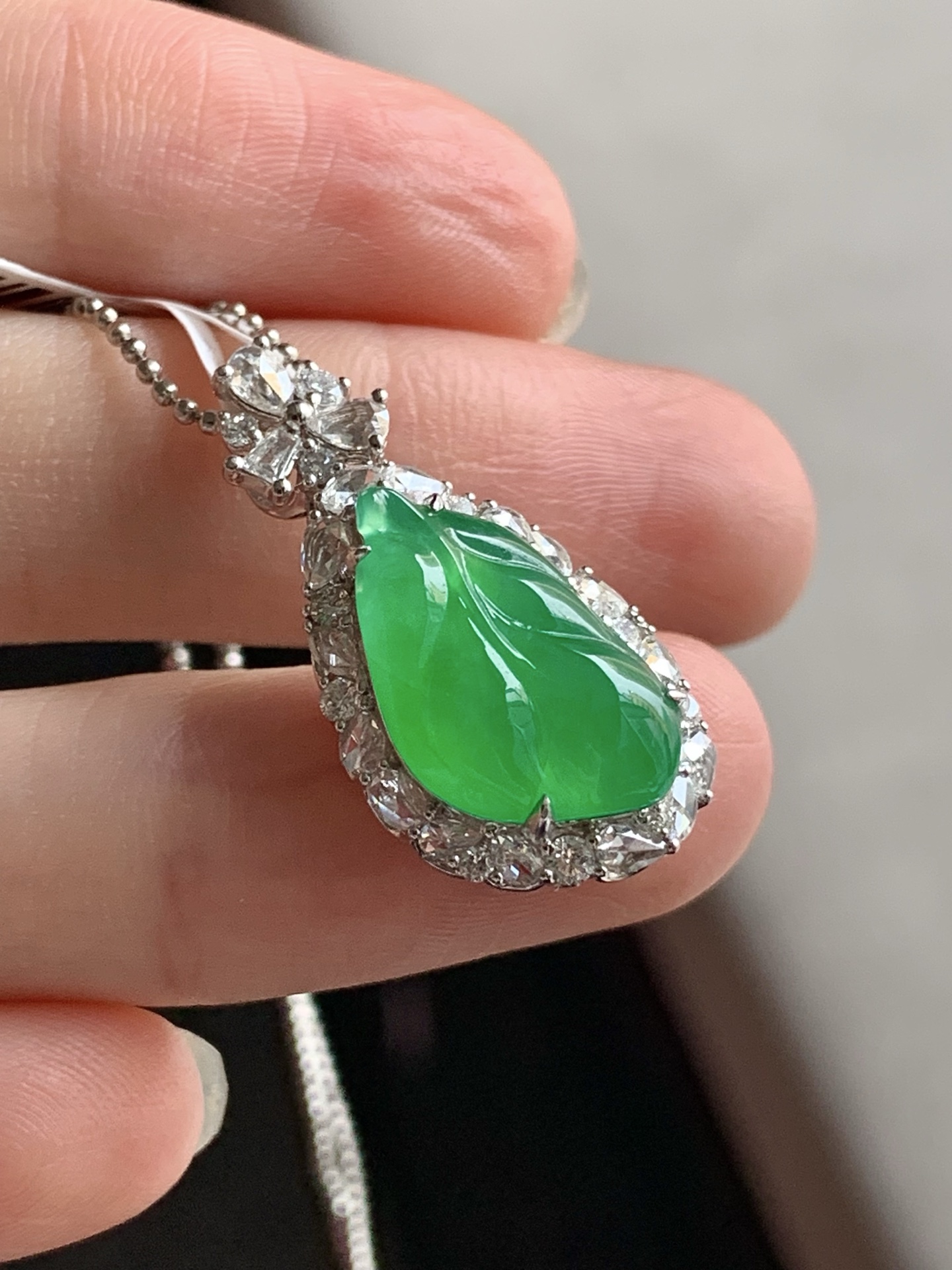 【18k金镶嵌玉叶吊坠】种老细腻，色阳浓郁起胶 尺寸：成品：24.6*12.6*9，裸石：15.4*9.4*3,c82101