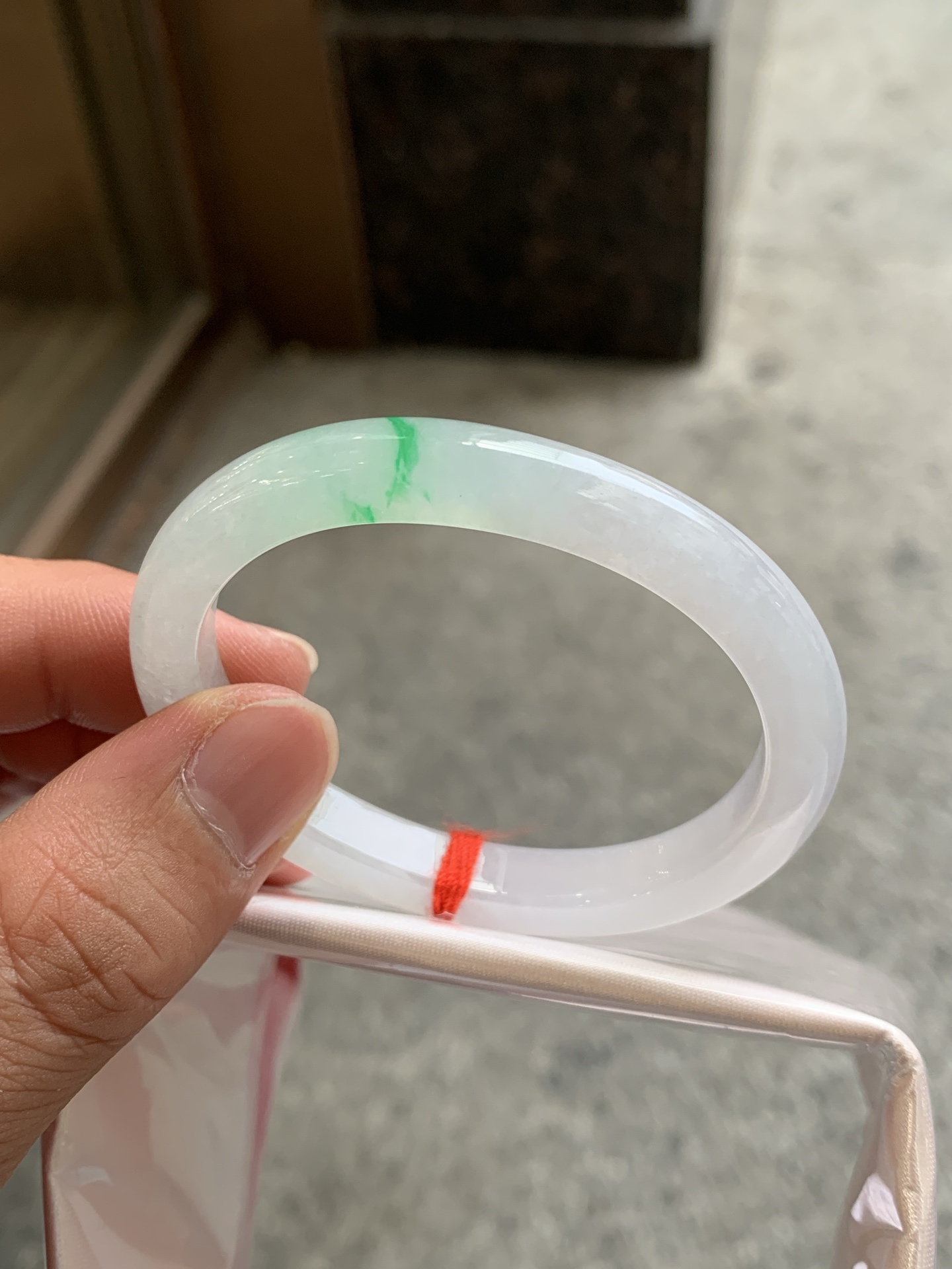 阳绿贵妃 52.3-44-7.6-7.2 1001-118MJ04210 打灯有细纹，正圈50可戴