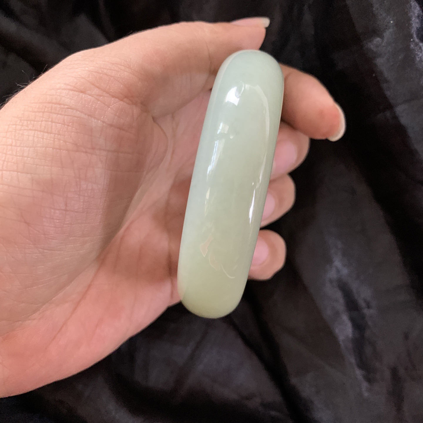 58.5圈口和田玉且末蓝宽版手镯，镯型古朴典雅。在诗情画意的雨巷相遇，你是我腕间的一抹风情，有你眸有深情.清风荡漾湖间静水，我愿俯身低眉，在烟波涟漪处寻你