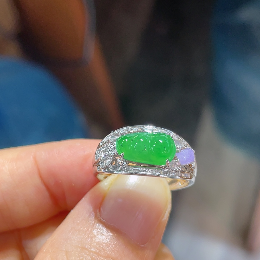 ️精美戒指，无裂，18k金镶嵌，种水，重金镶嵌，南非钻镶，高端大气，性比高，戒指：13.5圈口，裸石10.1-6-5.7，含金厚