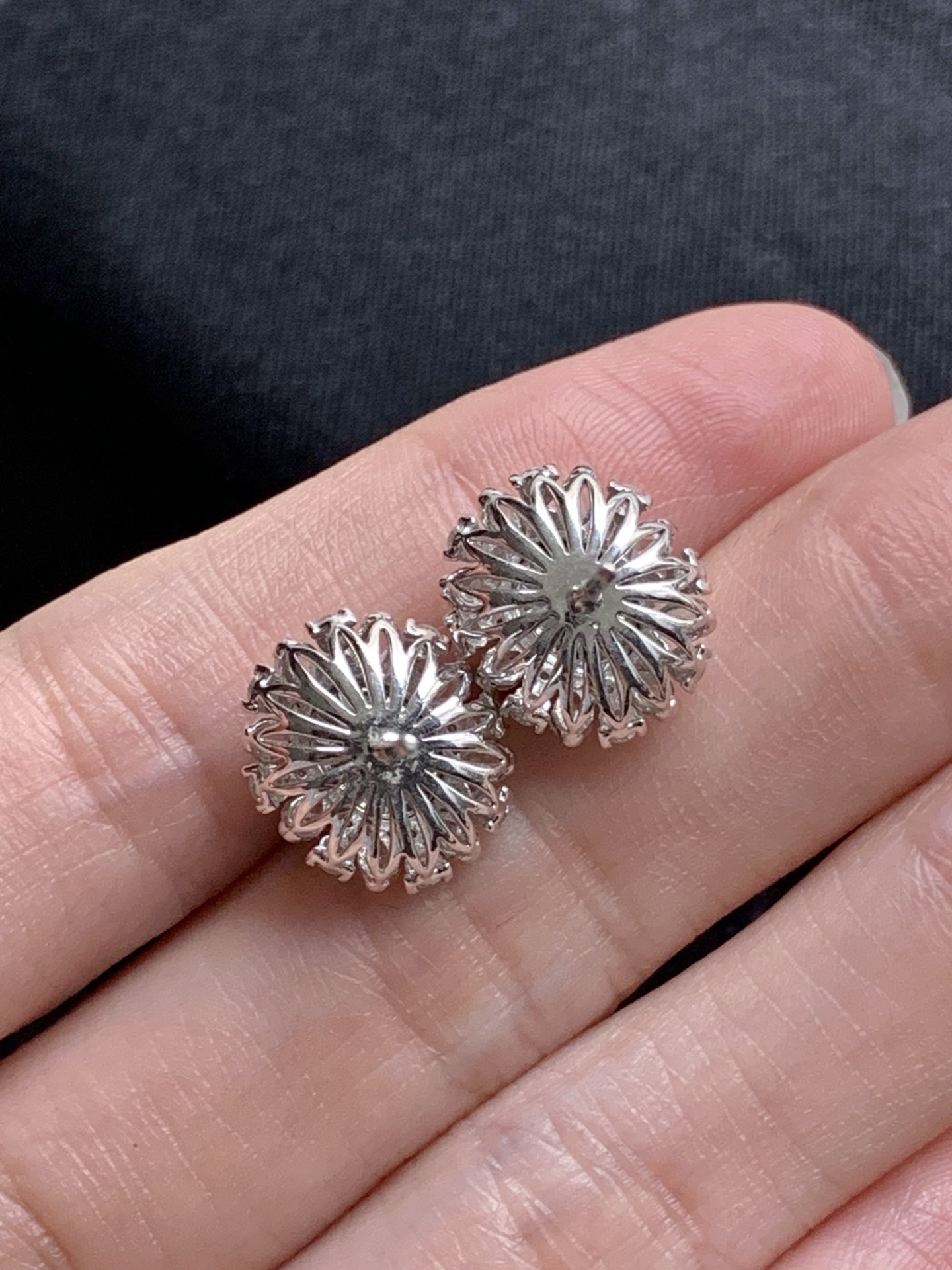 ️【18k金镶嵌蛋面耳钉一对】种老细腻，色阳浓郁起胶 尺寸：成品：12.7*11.2*8.5，裸石：7.4*5.8*2.7,c82101