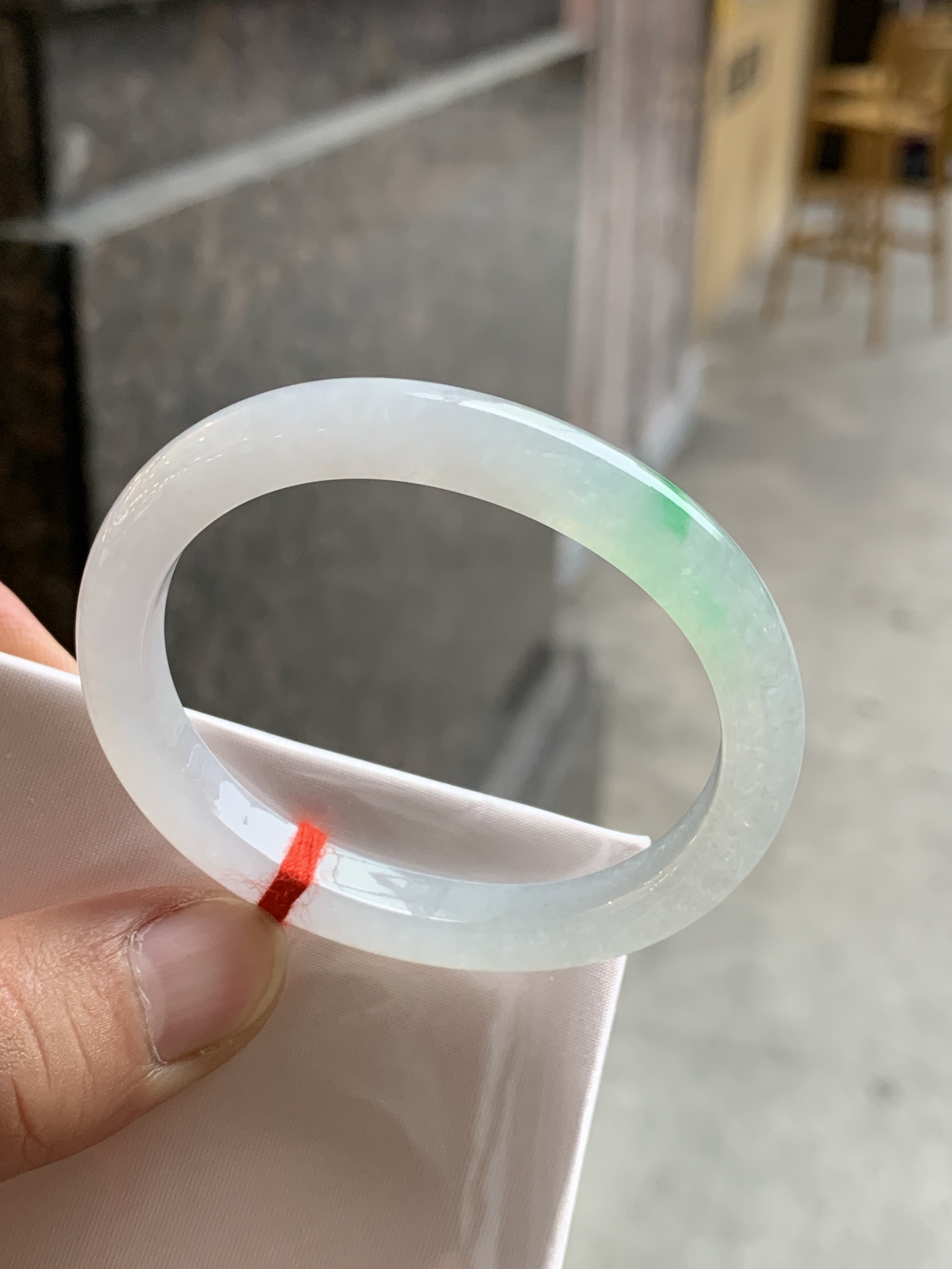 阳绿贵妃 52.3-44-7.6-7.2 1001-118MJ04210 打灯有细纹，正圈50可戴