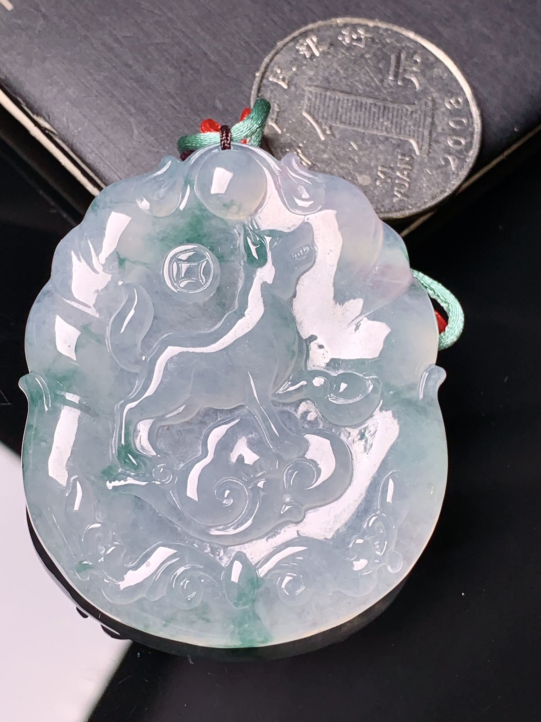 冰飘花生肖狗吊坠 玉质细腻 色泽艳丽清新 水润亮眼 整体尺寸48.2*40.2*5.6 b2