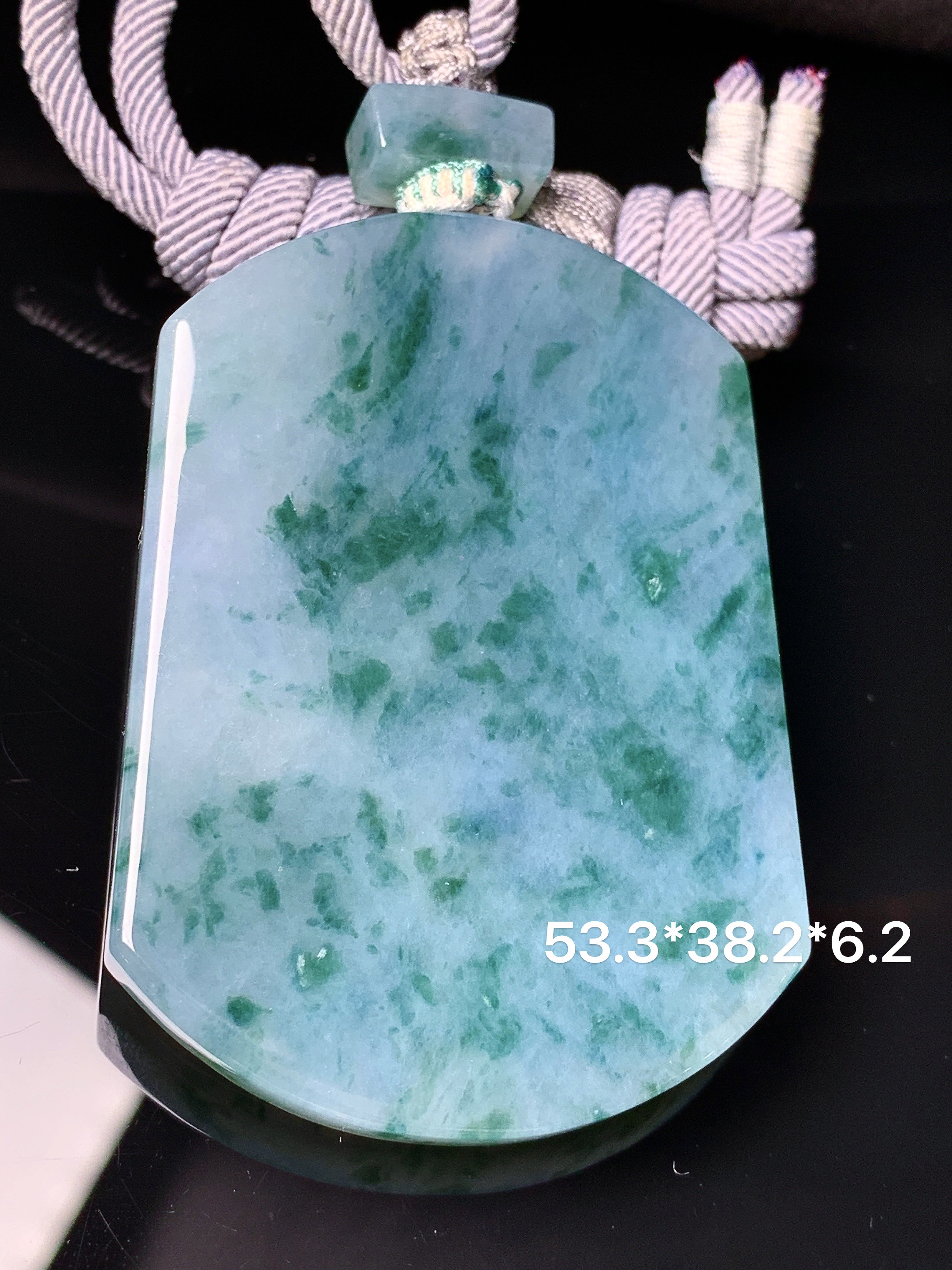 飘绿无事牌吊坠 玉质细腻 色泽艳丽清新 水润亮眼 整体尺寸53.3*38.2*6.2 a5